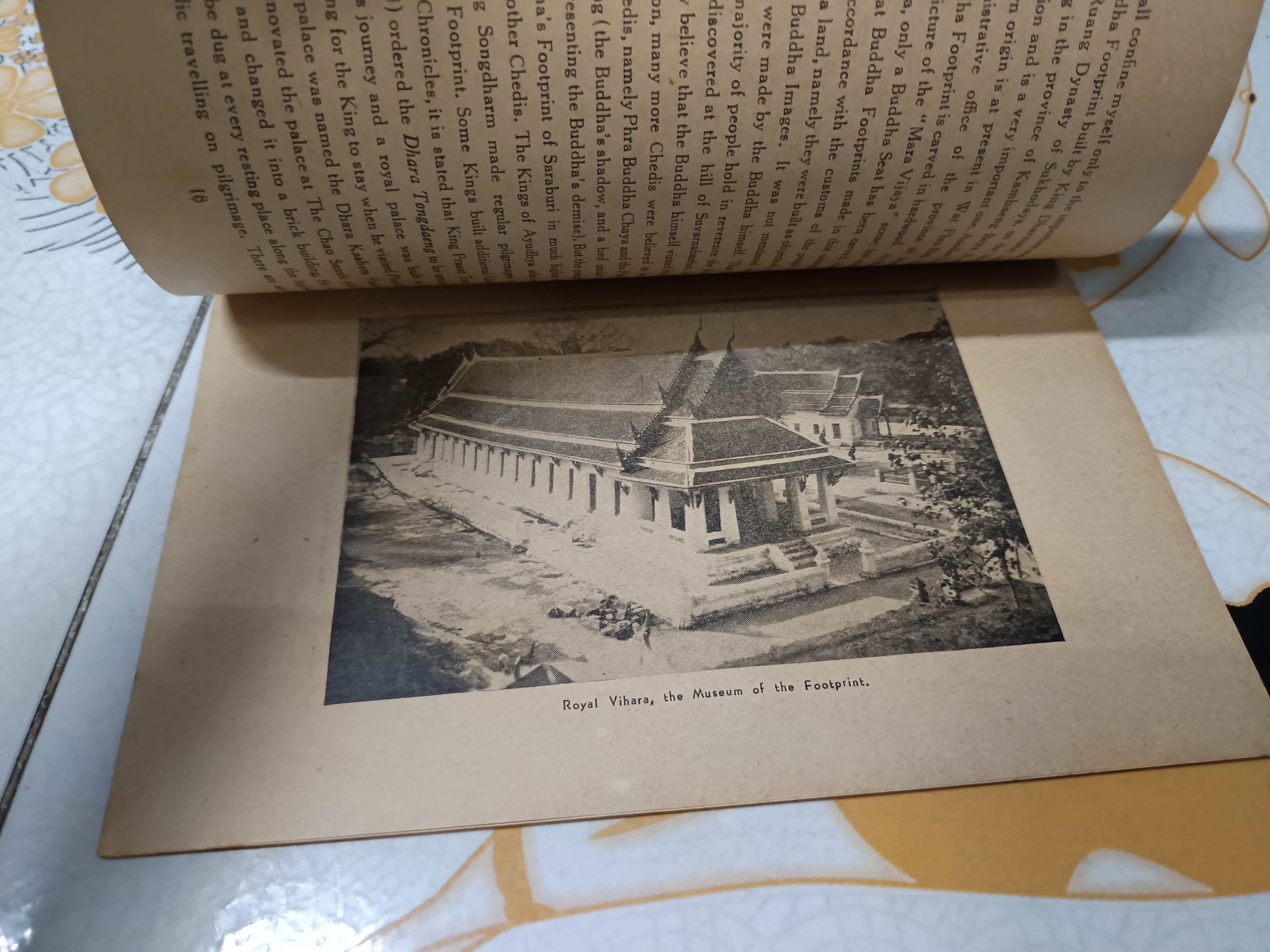 รอยพระพุทธบาท จังหวัดสระบุรี โดย หลวงบริบาลบุรีภัณฑ์ แปลโดย ดร. หลวงสุริยะพงษ์ ฉบับภาษาอังกฤษ