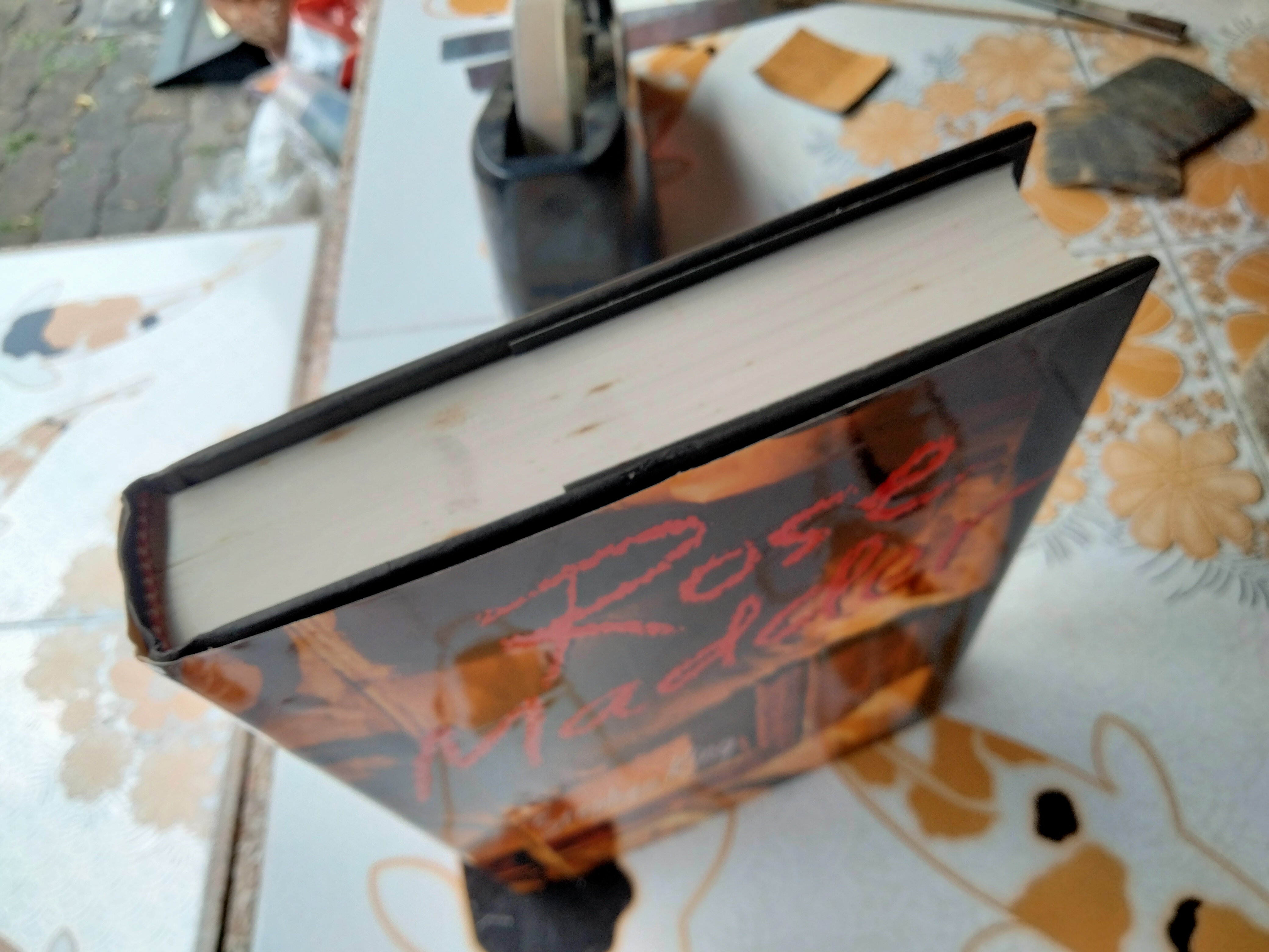 Rose Madder (ฉบับภาษาอังกฤษ) โดย Stephen King จัดพิมพ์โดย Viking ในปี 1995