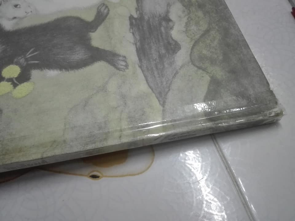 กระต่ายแต่งงาน (The Rabbits' Wedding) โดย การ์ธ วิลเลี่ยม ระพีพรรณ พัฒนาเวช แปล (สันหนังสือมีตำหนิ) **สินค้าหมด**