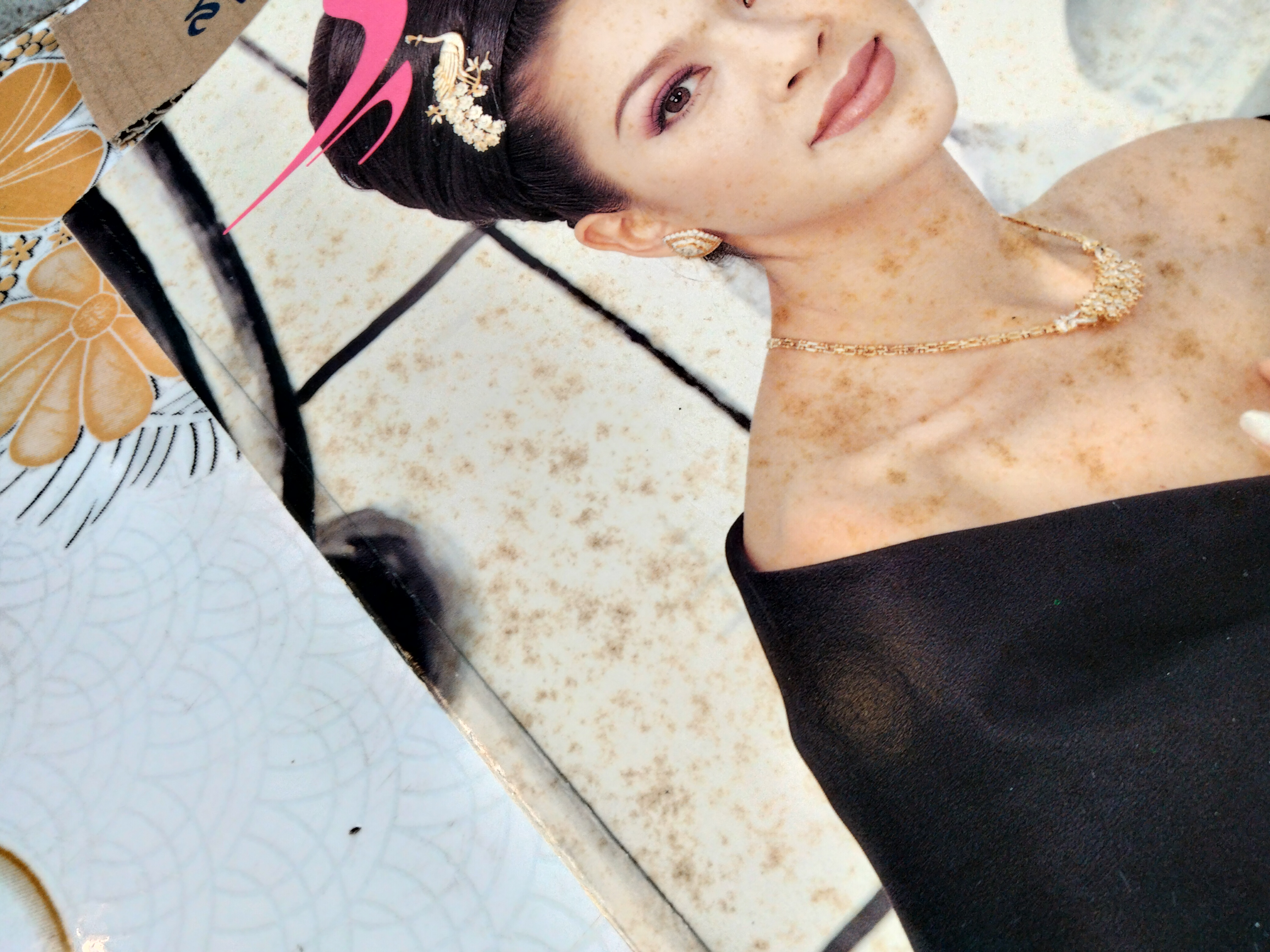 นิตยสารรุ้ง ปก แหม่ม คัทลียา ฉบับที่ 82 ปีที่ 7 ธันวาคม 2538 **ปกหน้ามีจุดเหลือง - เป็นที่เนื้อกระดาษ **สินค้าหมด**