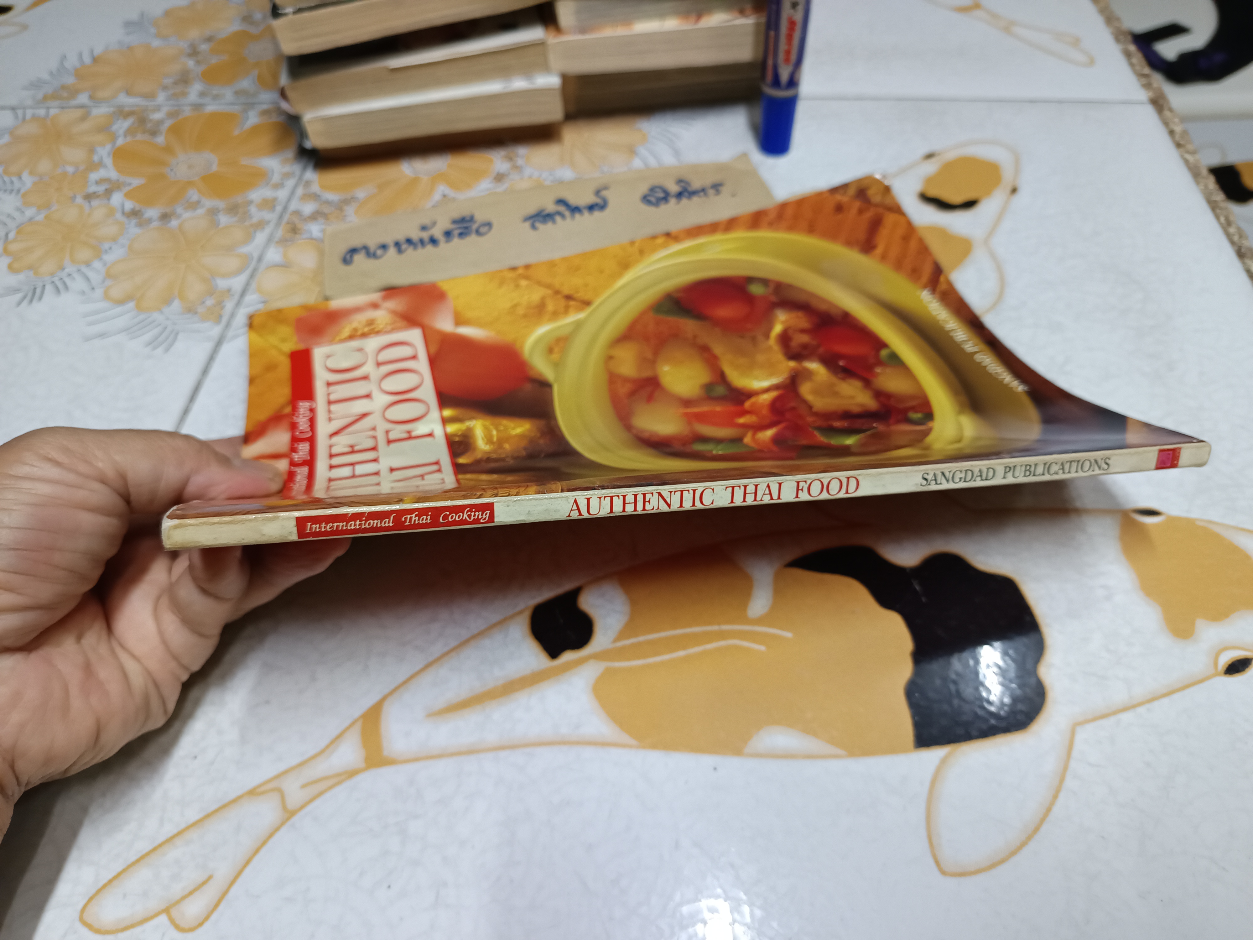 Authentic Thai Food , Sangdad Publishing **มีคราบน้ำช่วงบน (ตามรูป) ตำราอาหารไทย 2 ภาษา ไทย-อังกฤษ