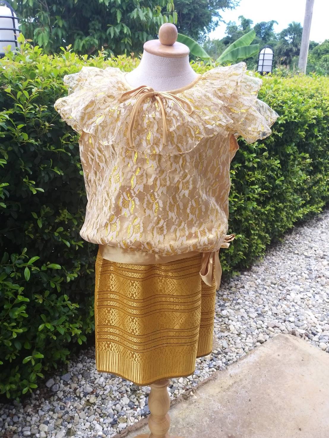 ชุดไทยเด็กสีทอง ระบายลูกไม้