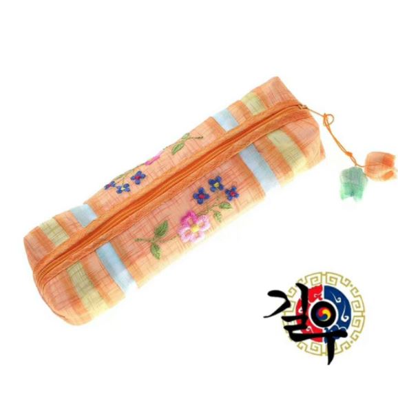 กระเป๋าเกาหลี กระเป๋าผ้าเกาหลีใส่ดินสอ ปากกา เครื่องเขียน เครื่องสำอางค์ สไตล์เกาหลี 한국식 연필 가방 자수 연필 가방 여행 기념 학교 행사 작은 선물 슬라브 원사 소재 가방