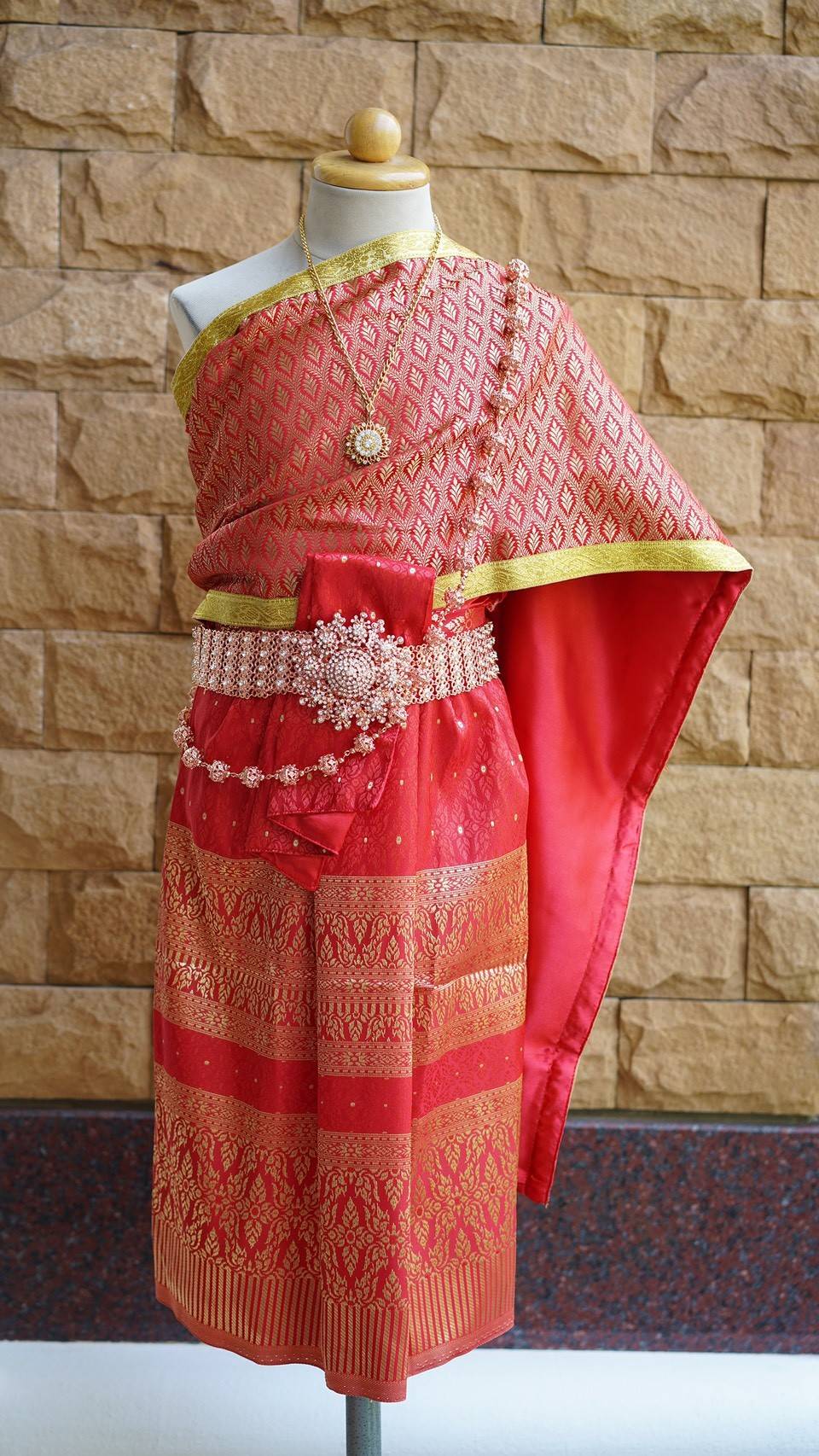 ชุดไทยเด็กสไบพิมพ์ทอง กับ ผ้าถุงจีบหน้านาง