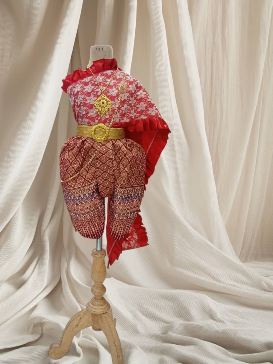 ชุดไทยเด็กหญิงสไบกับโจง พร้อมเข็มขัด สังวาลย์ เข็มกลัด