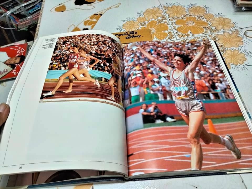 Games of the XXIIIrd Olympiad Los Angeles 1984 Commemorative Book - หนังสือที่ระลึก มหกรรมกีฬาโอลิมปิกฤดูร้อนครั้งที่ 23 ประจำปี ค.ศ. 1984 (พ.ศ. 2527)