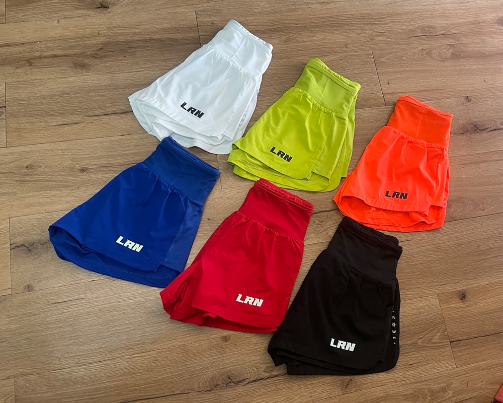 กางเกงวิ่งเทรล 2.5" ผู้หญิง กางเกงวิ่งมาราธอนผู้หญิง มีกระเป๋าใส่ของได้รอบเอว (G16)