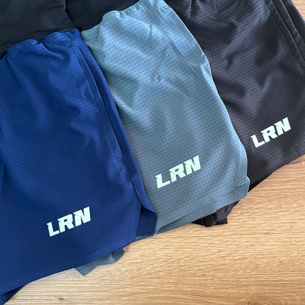 กางเกงวิ่งขาสั้น วิ่งเทรล 3" มีซัปใน มีกระเป๋าใส่ของที่รอบเอวในตัว โลโก้เรืองแสง (F27)