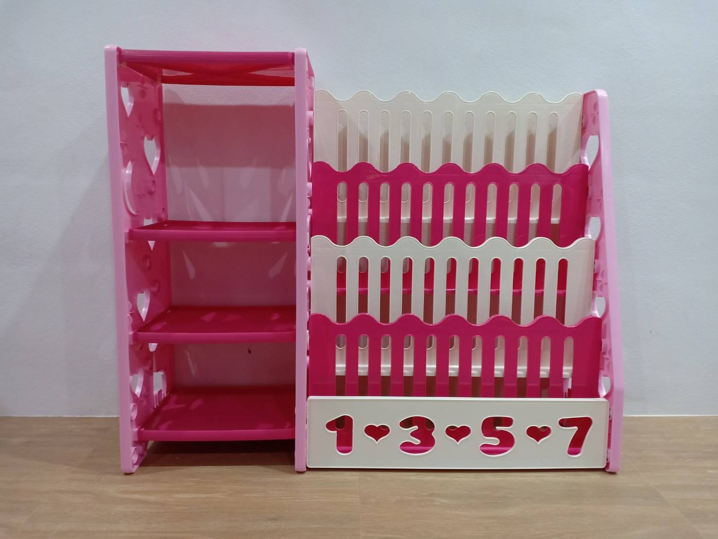 ชั้นหนังสือรักการอ่าน พร้อมชั้นวางของอีก 1 ข้าง