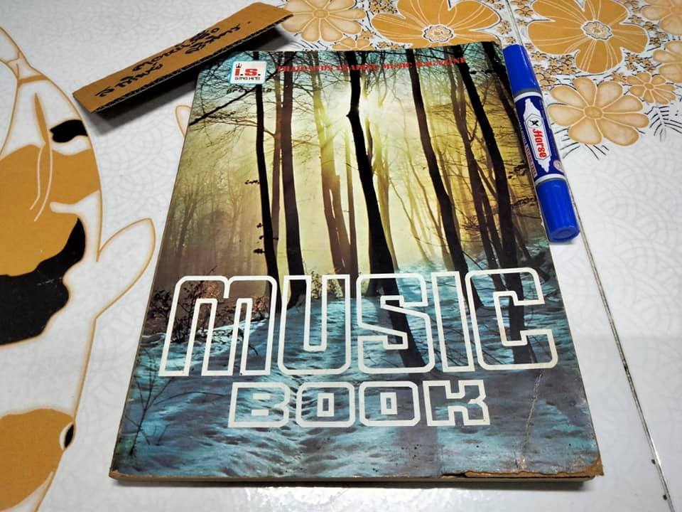MUSIC BOOKS โดย I S. SONG HITS THAILAND'S LEADING MUSIC MAGAZINE , พิมพ์ที่วงศ์สว่างการพิมพ์ พ. ศ. 2519