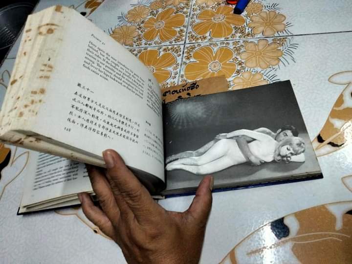 Helga & Bernd Zeigen 100 Liebespositionen (Demonstrate 100 Love-Posittions) หนังสือให้ความรู้เพศศึกษา มีรูปภาพประกอบคำอธิบาย 4 ภาษา - อังกฤษ ไทย จีน ญี่ปุ่น
