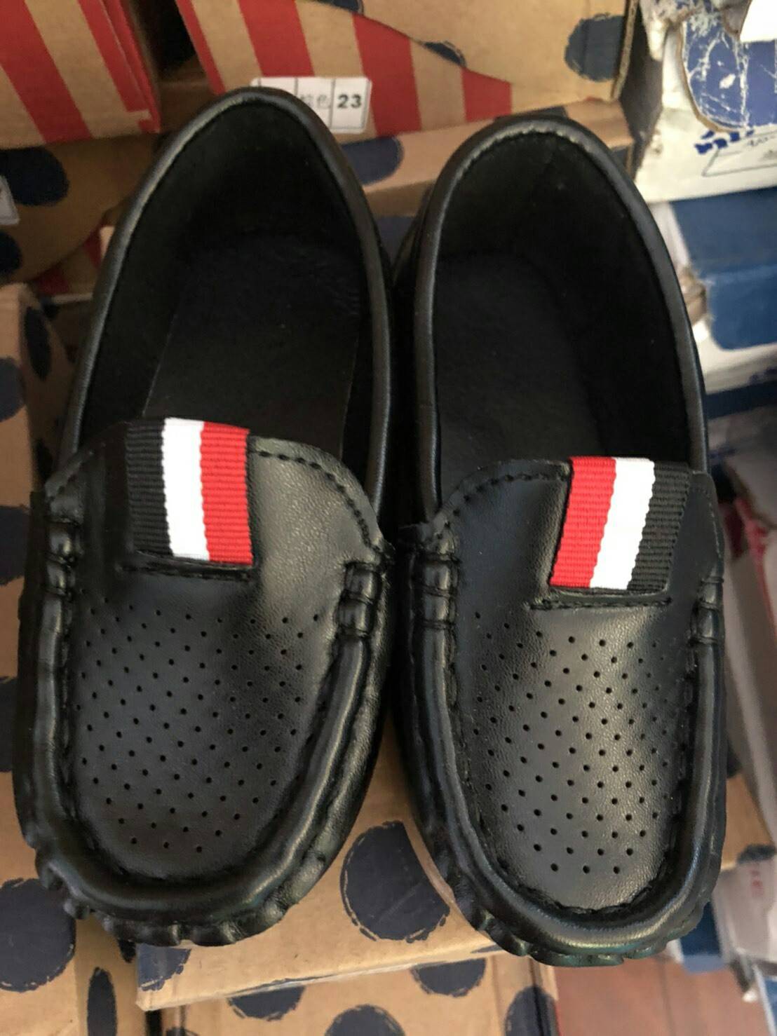 รองเท้าเด็กน้อย