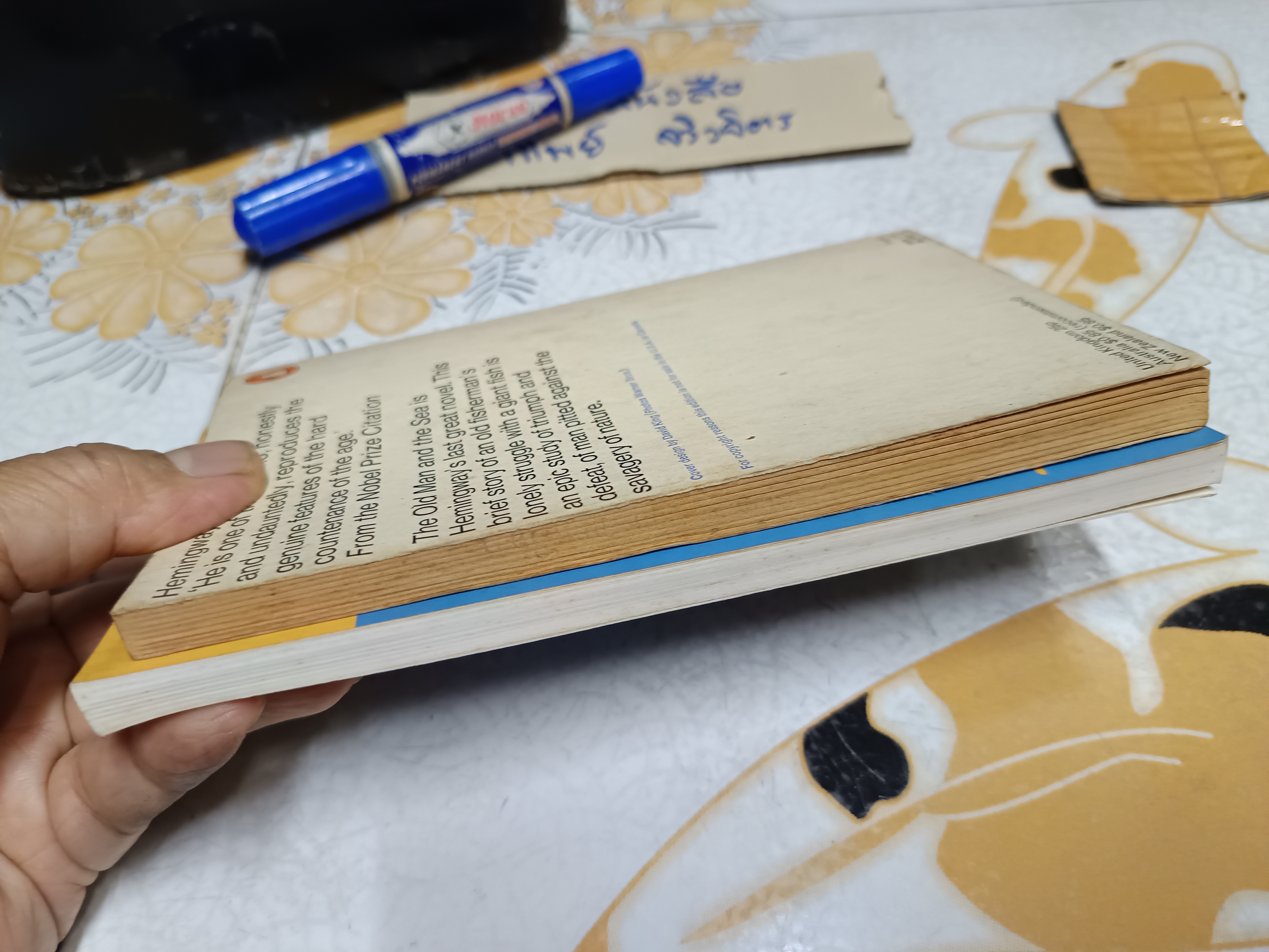 (ขายรวม 2 เล่ม) เฒ่าผจญทะเล + The Old Man and the Sea , penguin books