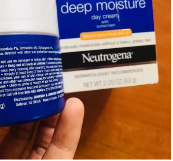 (Pre Order) Neutrogena® SPF 20 Deep Moisture Day Cream with Sunscreen Broad Spectrum SPF 20 2.25oz (63g) นุโทรจีน่า ครีมบำรุง สูตรเติมความชุ่มชื้น ผสมกันแดด