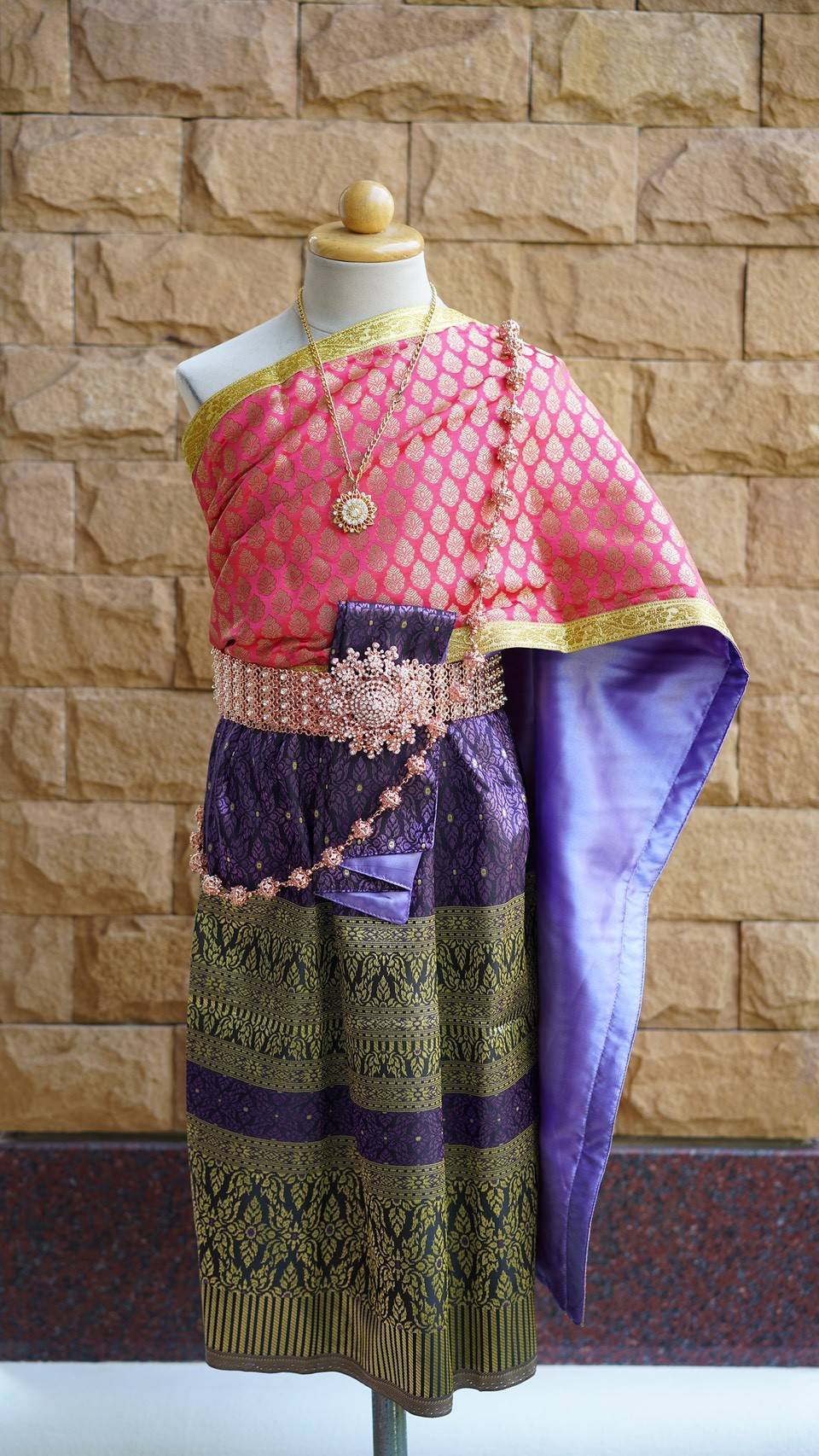 ชุดไทยเด็กสไบพิมพ์ทอง กับ ผ้าถุงจีบหน้านาง