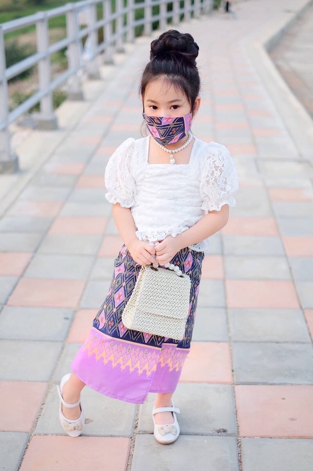 ชุดไทยประยุกต์เด็กหญิง set 3 ชิ้น เสื้อลูกไม้กับผ้าถุงพร้อมแมสก์