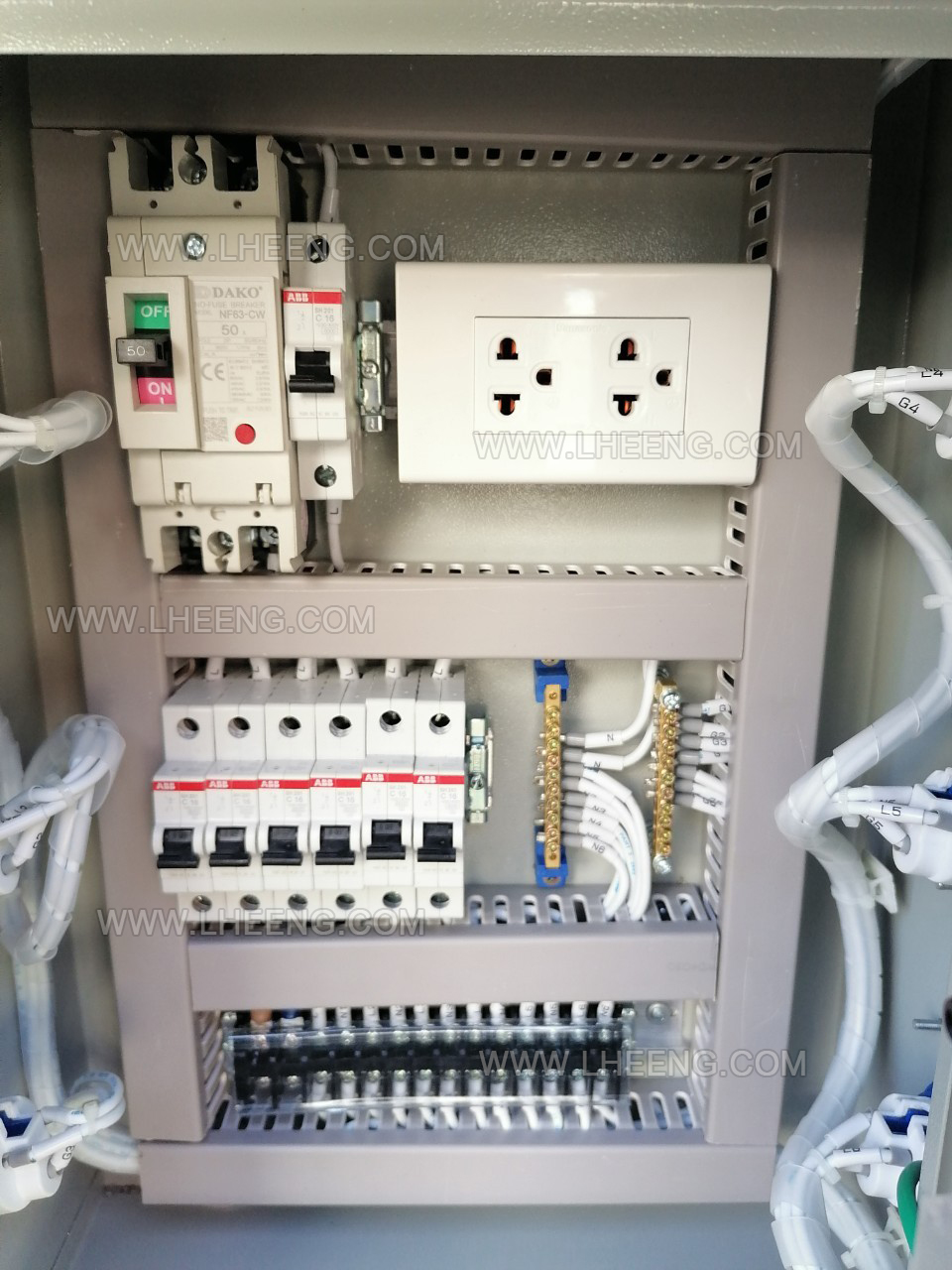 ตู้เพาเวอร์ปลั๊ก ตู้ไฟชั่วคราว สำหรับไซต์ก่อสร้าง ปั๊มน้ำมัน นอกอาคาร ปลั๊กเมีย 2P+E (3 ขา) กันน้ำ 6 ชุด เต้ารับกราวด์คู่ 1 ชุด เมนเบรคเกอร์ 2P50A ใช้งานง่าย
