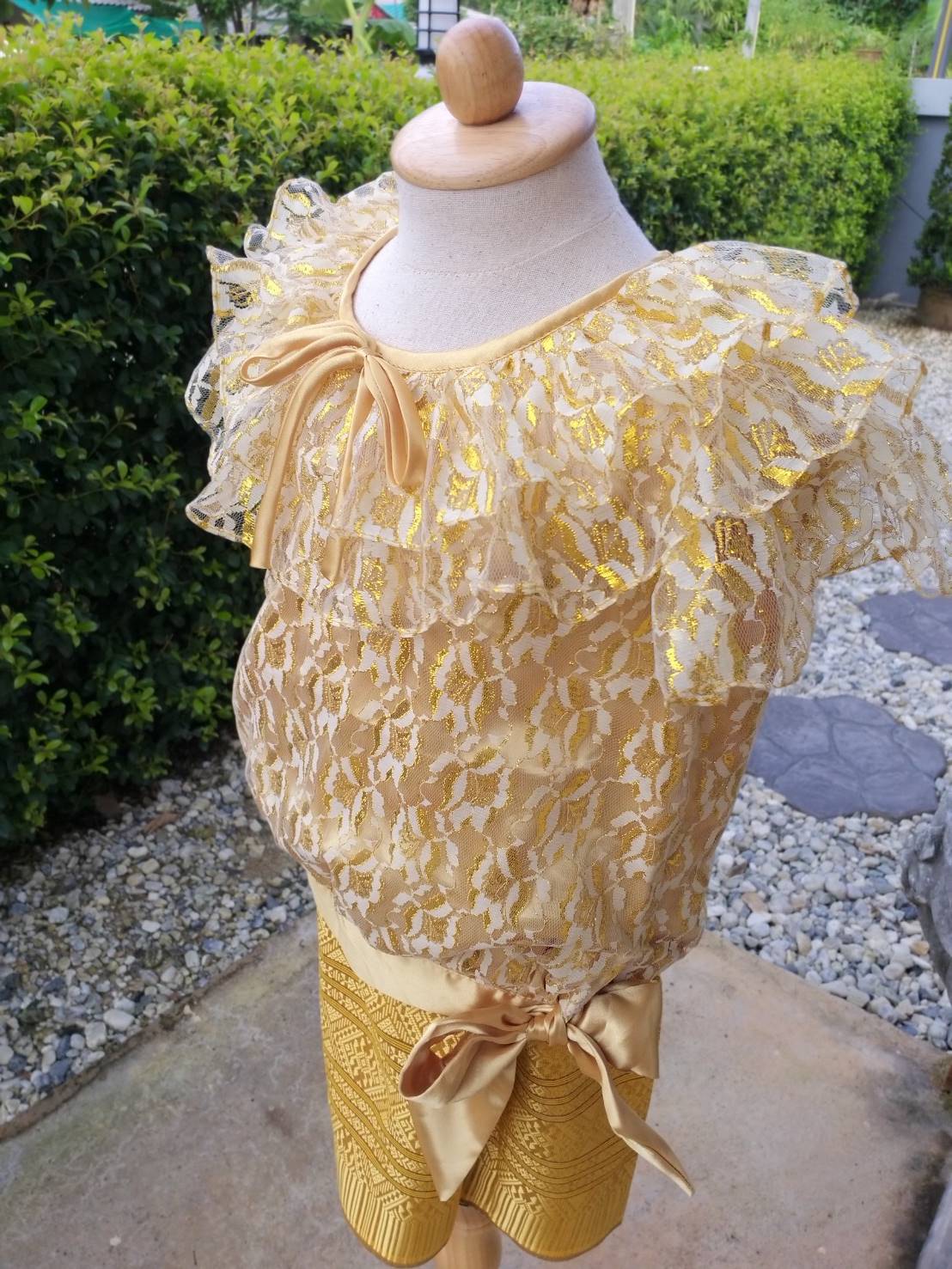 ชุดไทยเด็กสีทอง ระบายลูกไม้