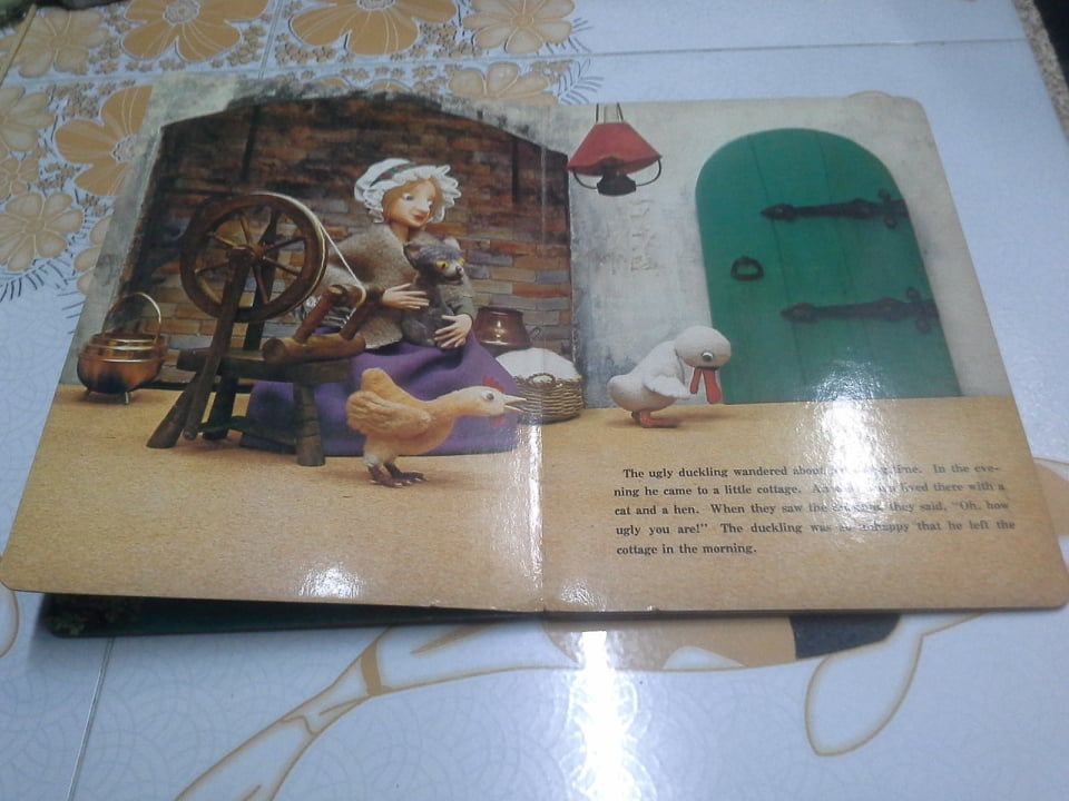 THE UGLY DUCKLING นิทานภาพกระดาษแข็ง ฉบับภาษาอังกฤษ (ตำหนิ มีหน้ากลับหัว 1 คู่ ) Published by Froebel-kan Co. Ltd **สินค้าหมด**