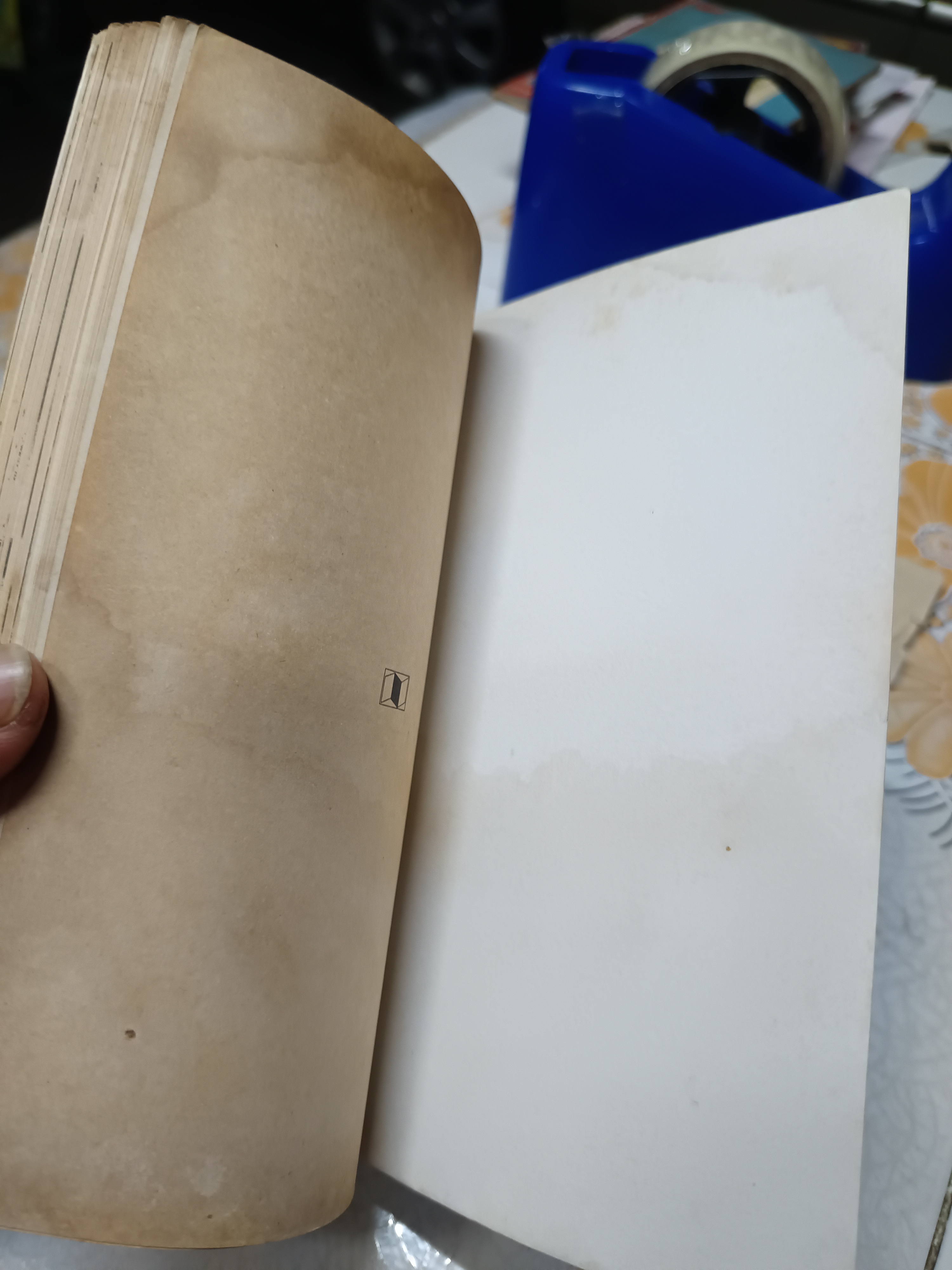 ทางสายรุ้ง รวมเรื่องสั้น โดย มานพ ถนอมศรี ภาพประกอบ เรื่อง โดย วสันต์ สิทธิเขตต์ พิมพ์ครั้งแรกพ.ศ 2527 สำนักพิมพ์กระดาษสา