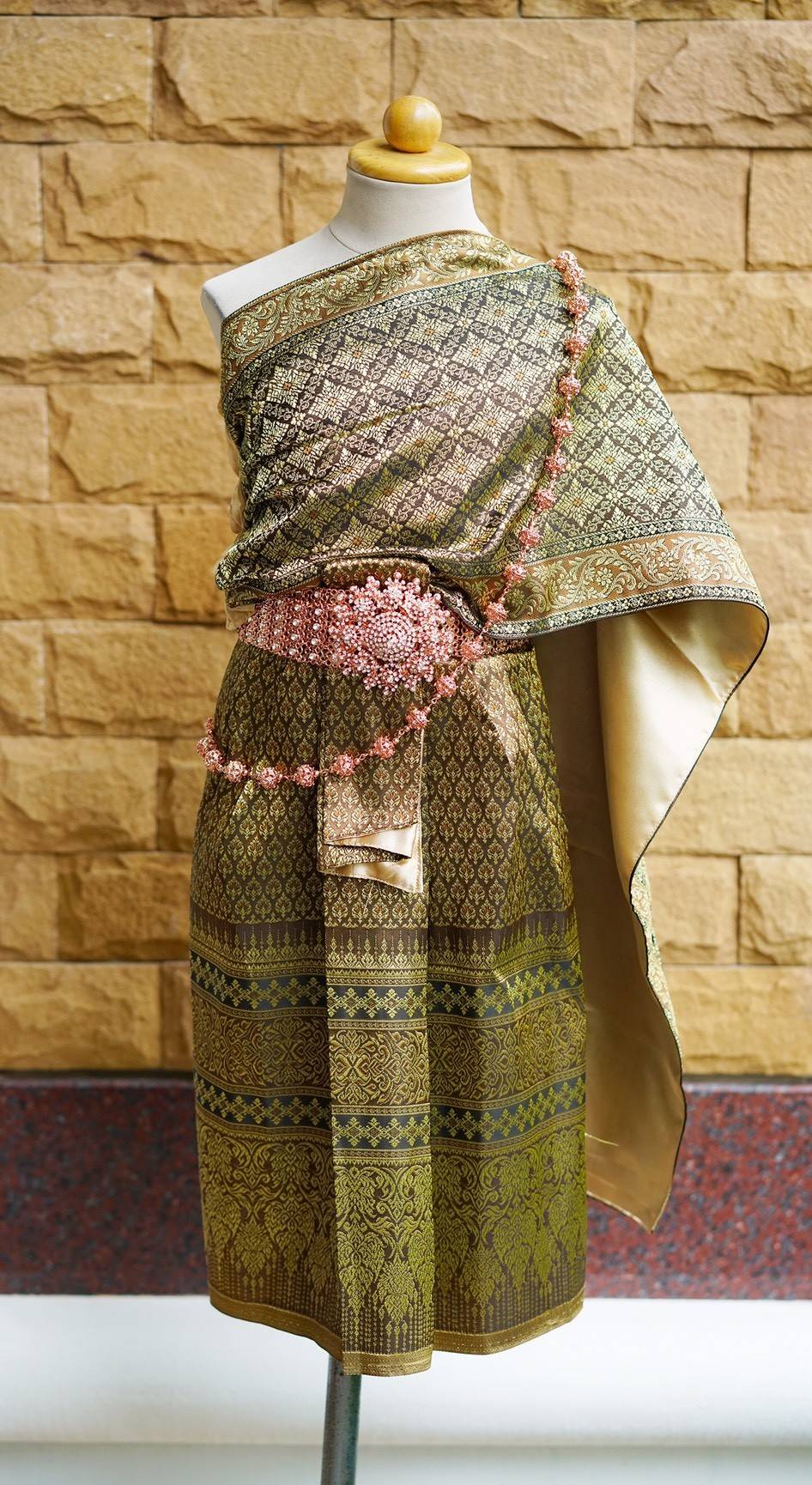 ชุดไทยเด็กหญิง สไบผ้าพิมทองพร้อมผ้าถุง