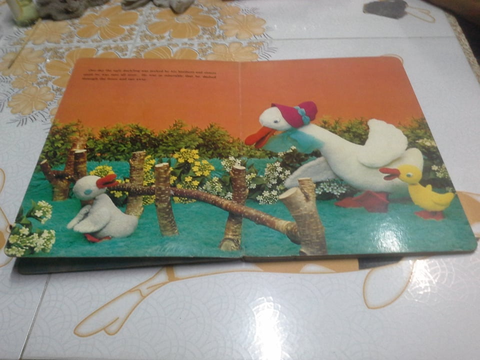 THE UGLY DUCKLING นิทานภาพกระดาษแข็ง ฉบับภาษาอังกฤษ (ตำหนิ มีหน้ากลับหัว 1 คู่ ) Published by Froebel-kan Co. Ltd **สินค้าหมด**