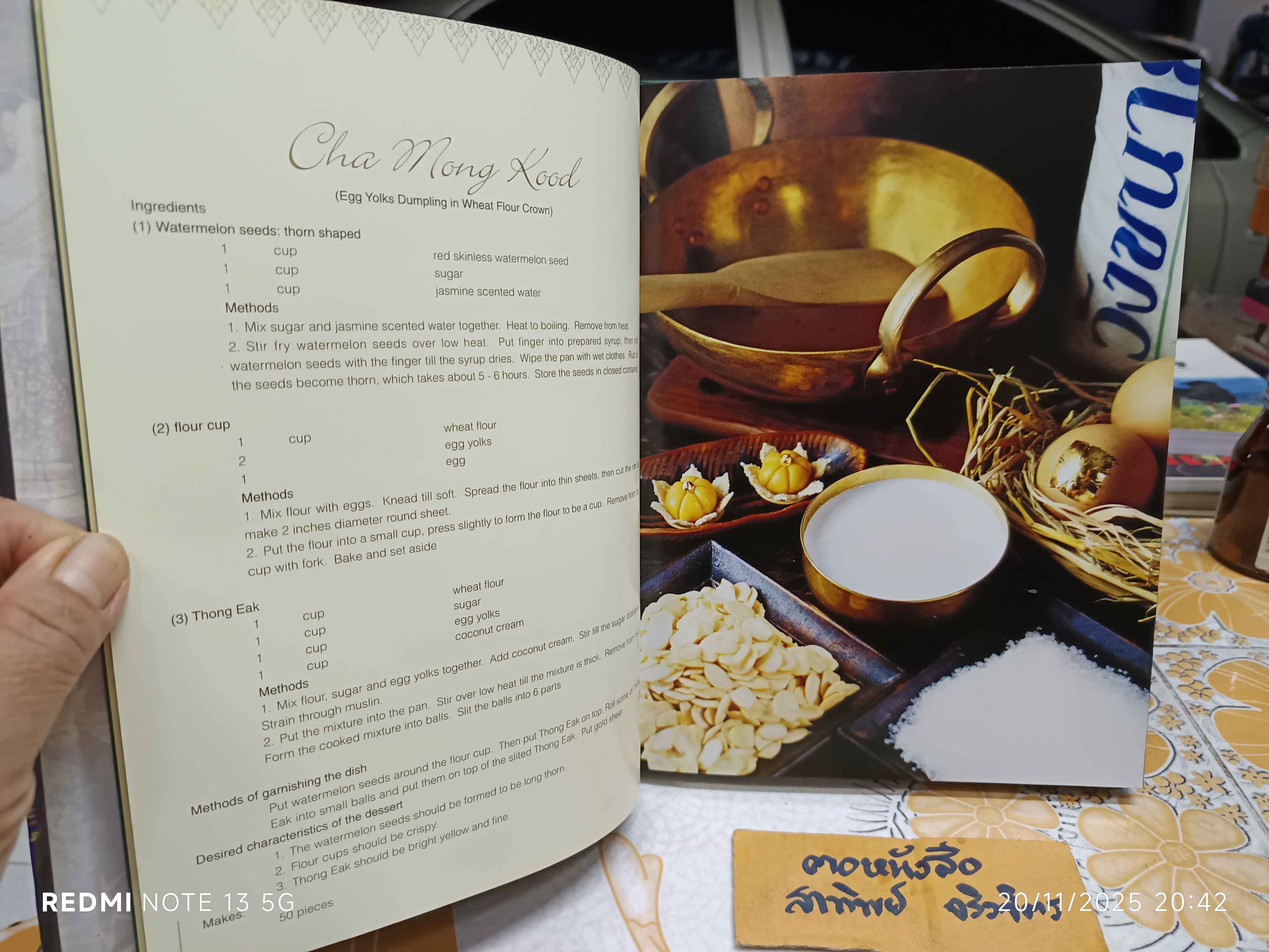 หนังสือ ขนมไทย (THAI DESSERTS) พิมพ์ 2 ภาษา ไทย-อังกฤษ โดย สถาบันเทคโนโลยีราชมงคล วิทยาเขตโชติเวช / หน่วยงานเจ้าของหนังสือ กลุ่มวังขนาย **สินค้าหมด*"