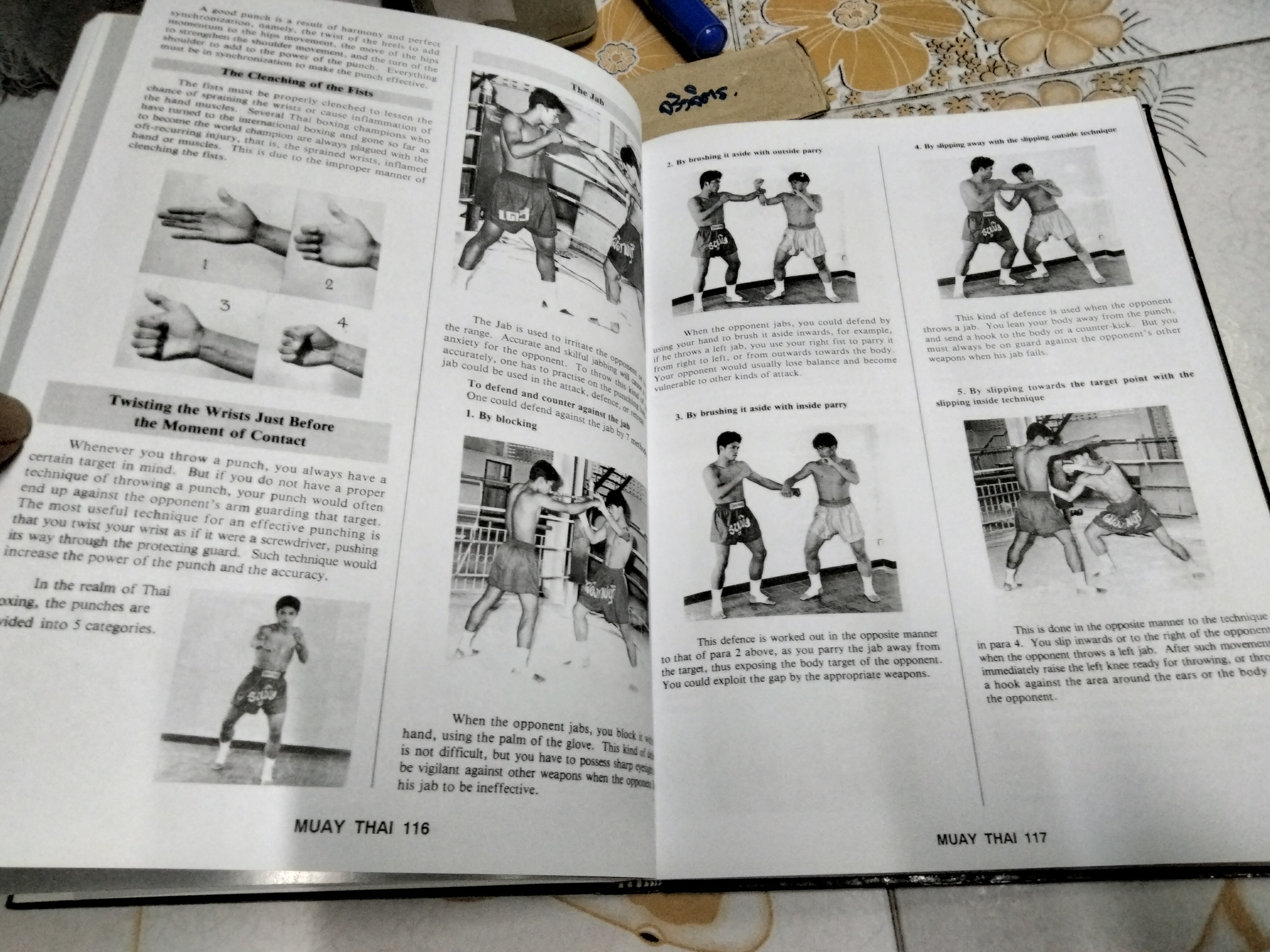 MUAY THAI : TEXT-BOOK OF PAHUYUTH **ฉบับภาษาอังกฤษ (ปกแข็ง) **สินค้าหมด**