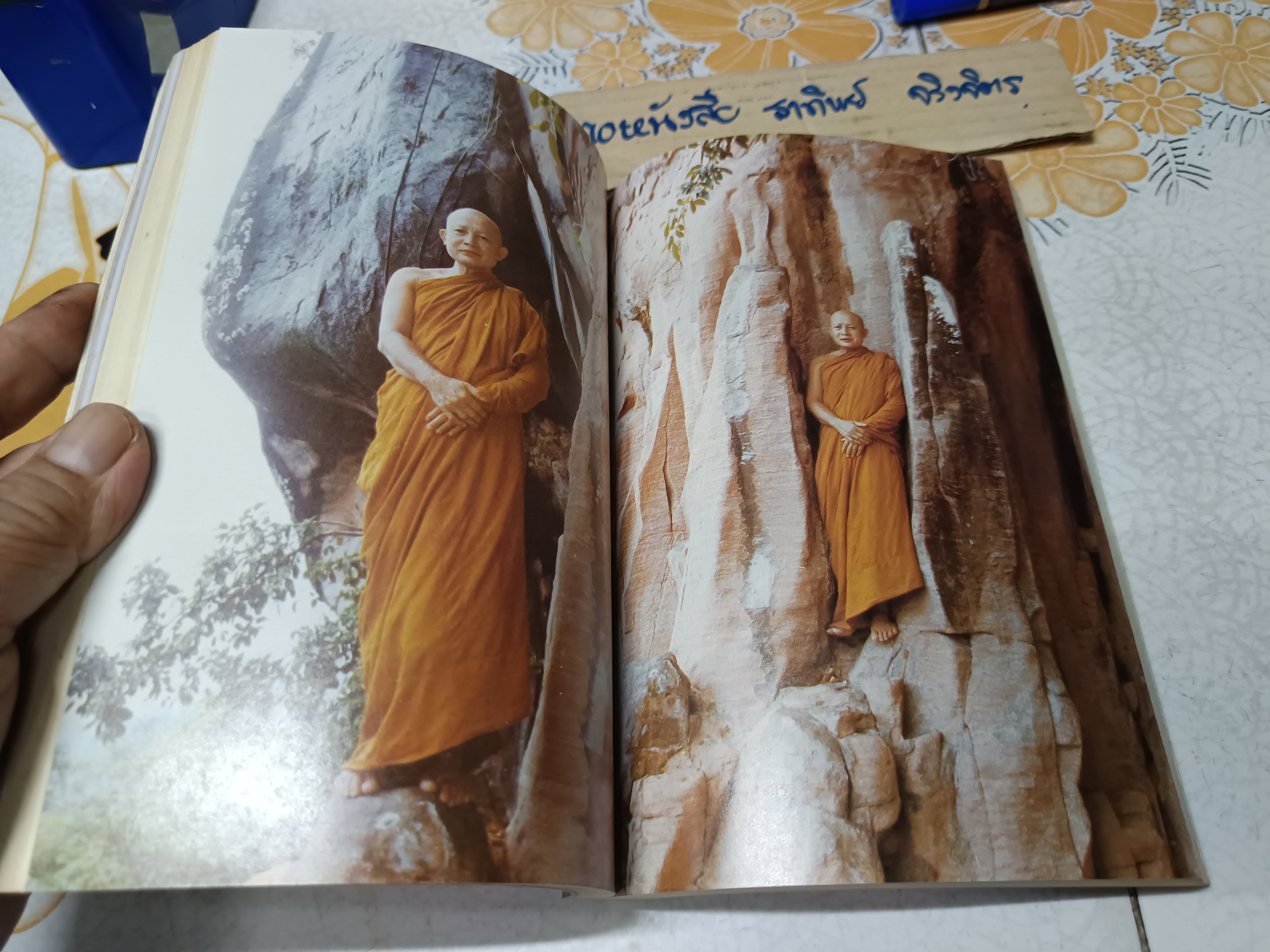 อนุสรณ์นางชาญสงคราม (แฉล้ม ชาลีจันทร์) มาตาบูชา พระบรมสารีริกธาตุ และ พระอรหันตธาตุ ผลงานของ คุณหญิงสุรีพันธุ์ มณีวัต