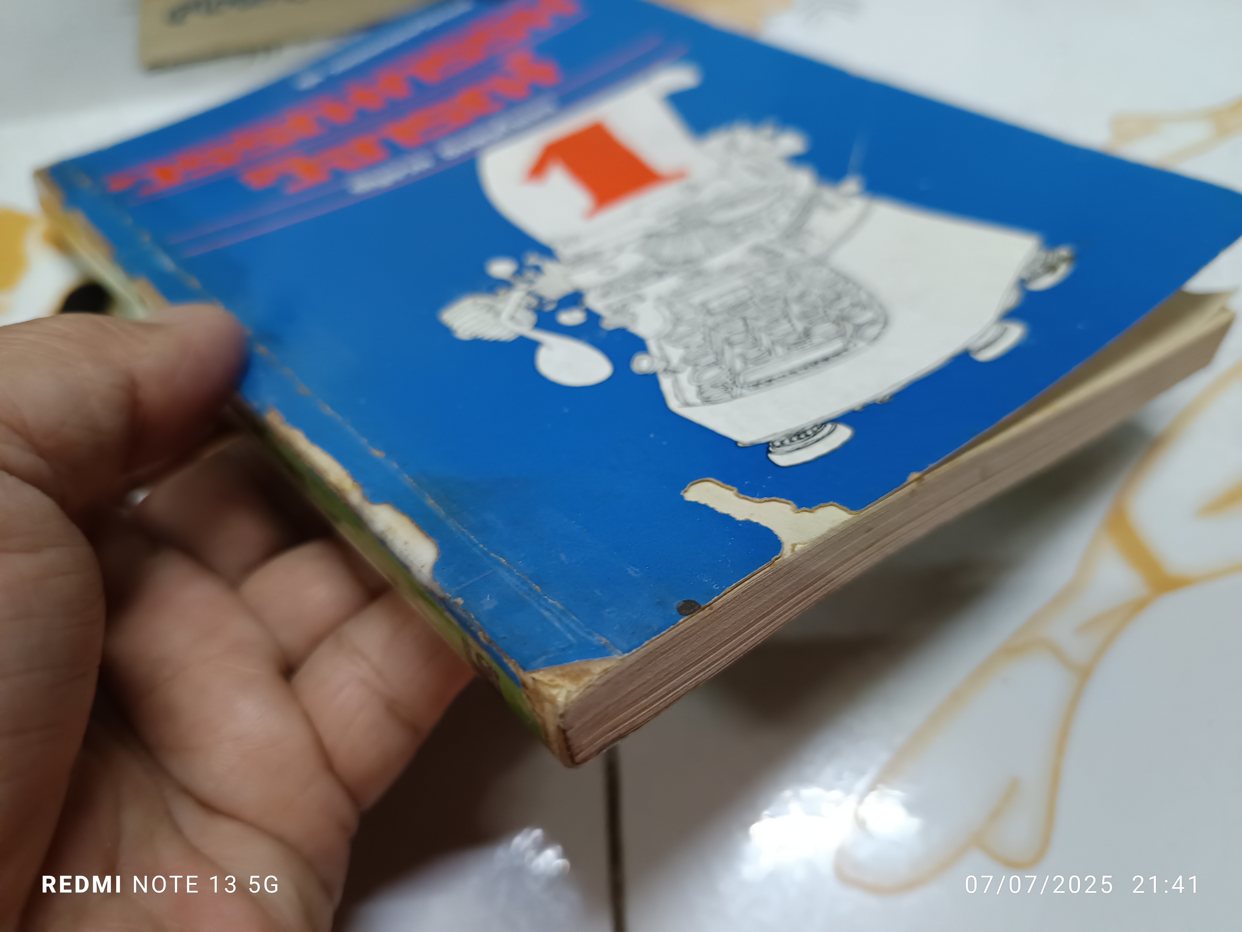 วรรณกรรมวิจารณ์ เล่ม 1 เขียนโดย รัญจวน อินทรกำแหง. พิมพ์ครั้งที่ 2/2521 สำนักพิมพ์ดวงกมล **มีตำหนิ