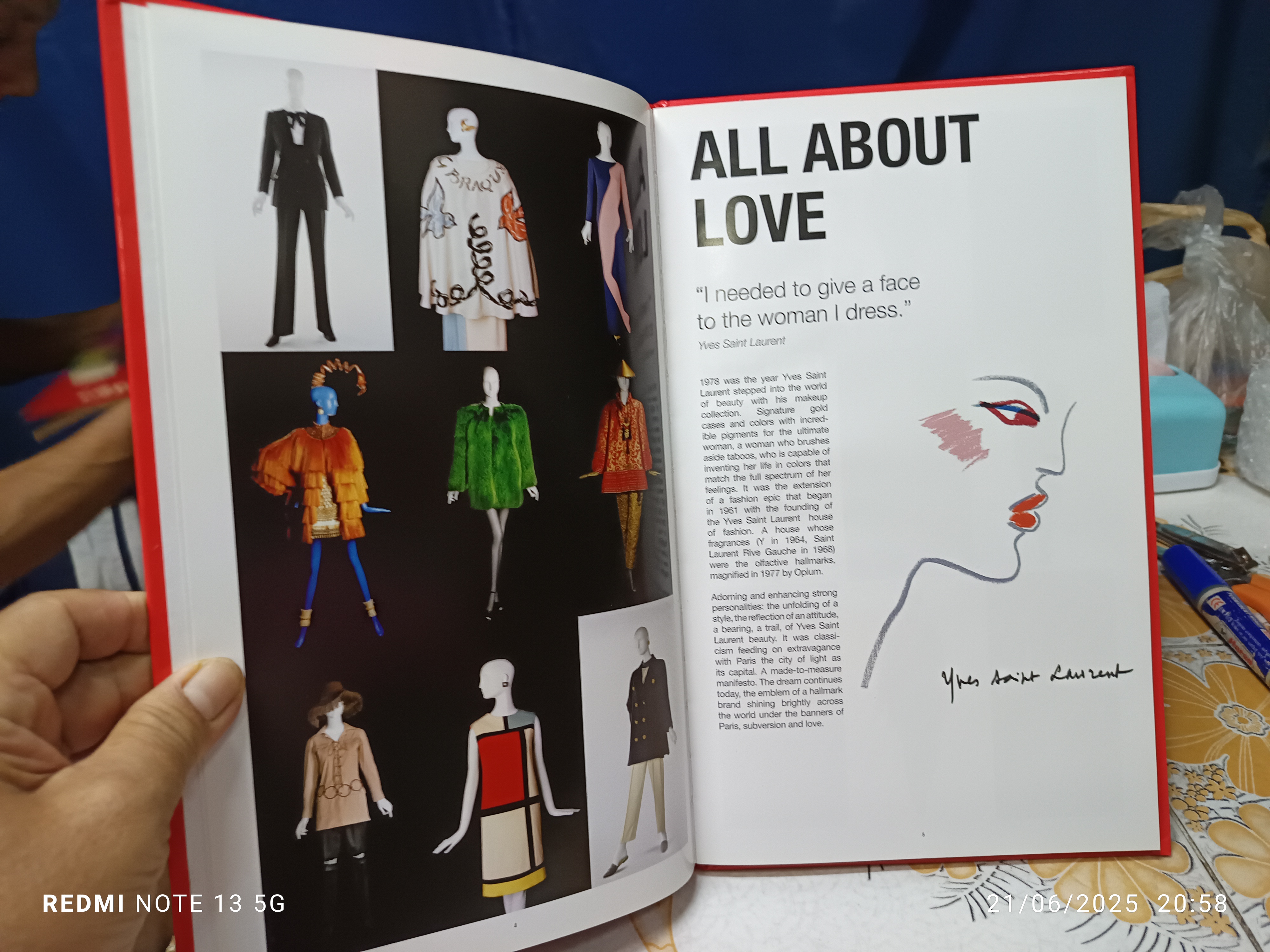 หนังสือประวัติศาสตร์ Yves Saint Laurent พิมพ์ปี 2011 France