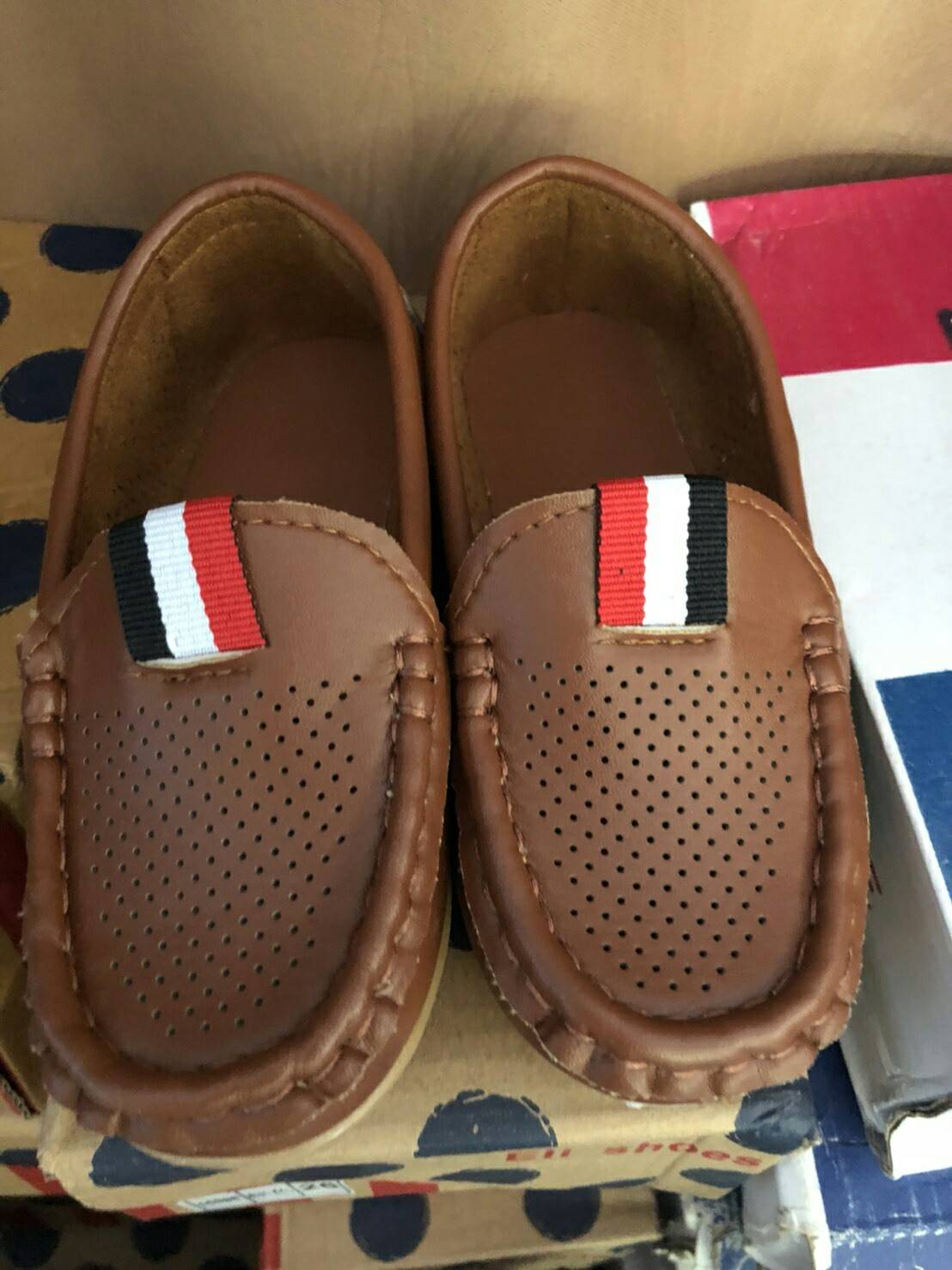 รองเท้าเด็กน้อย