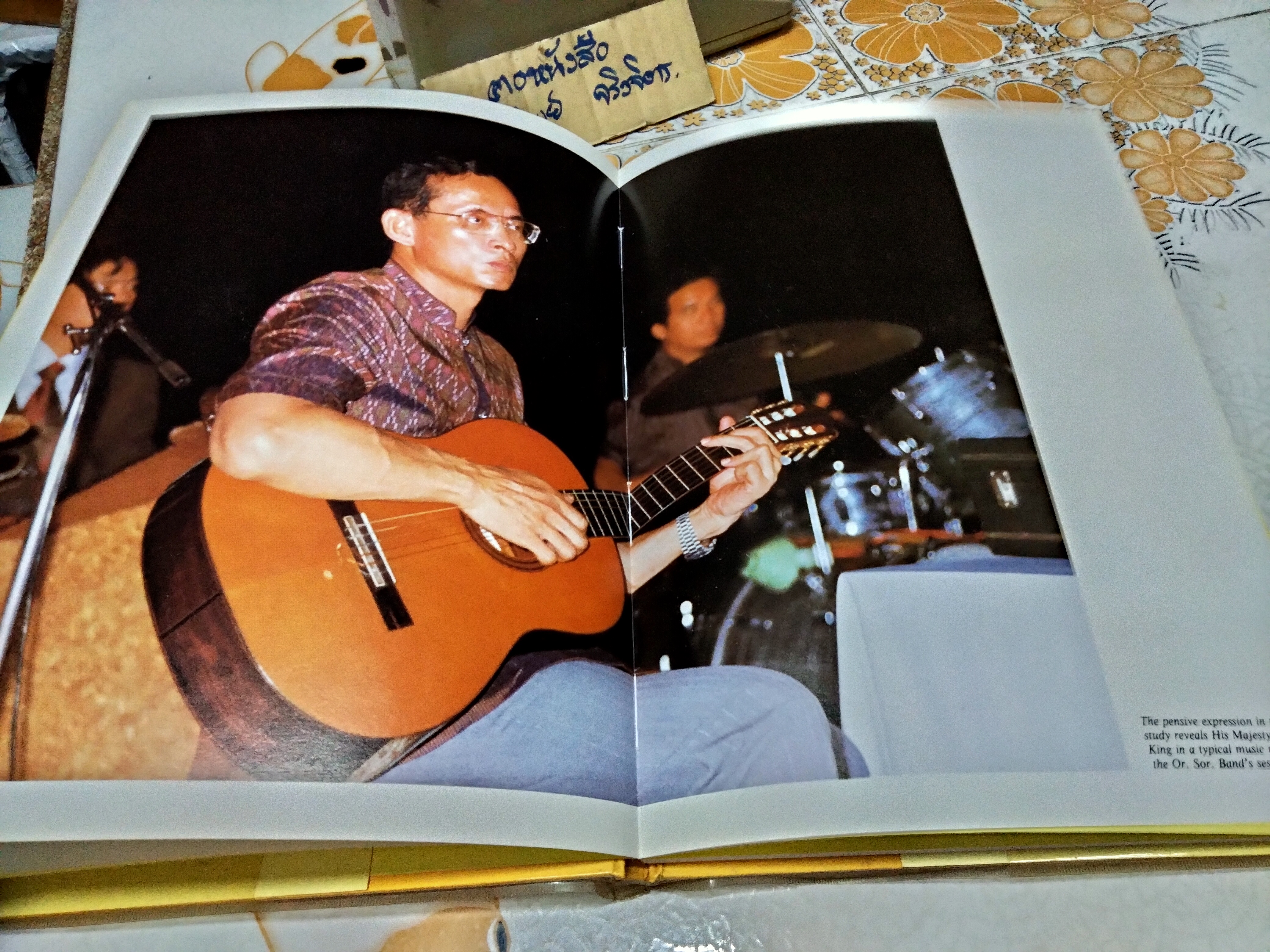 หนังสือเพลงพระราชนิพนธ์ The Music of His Majesty King Bhumibol Adulyadej ฉบับพิมพ์ครั้งแรก พ.ศ.2530