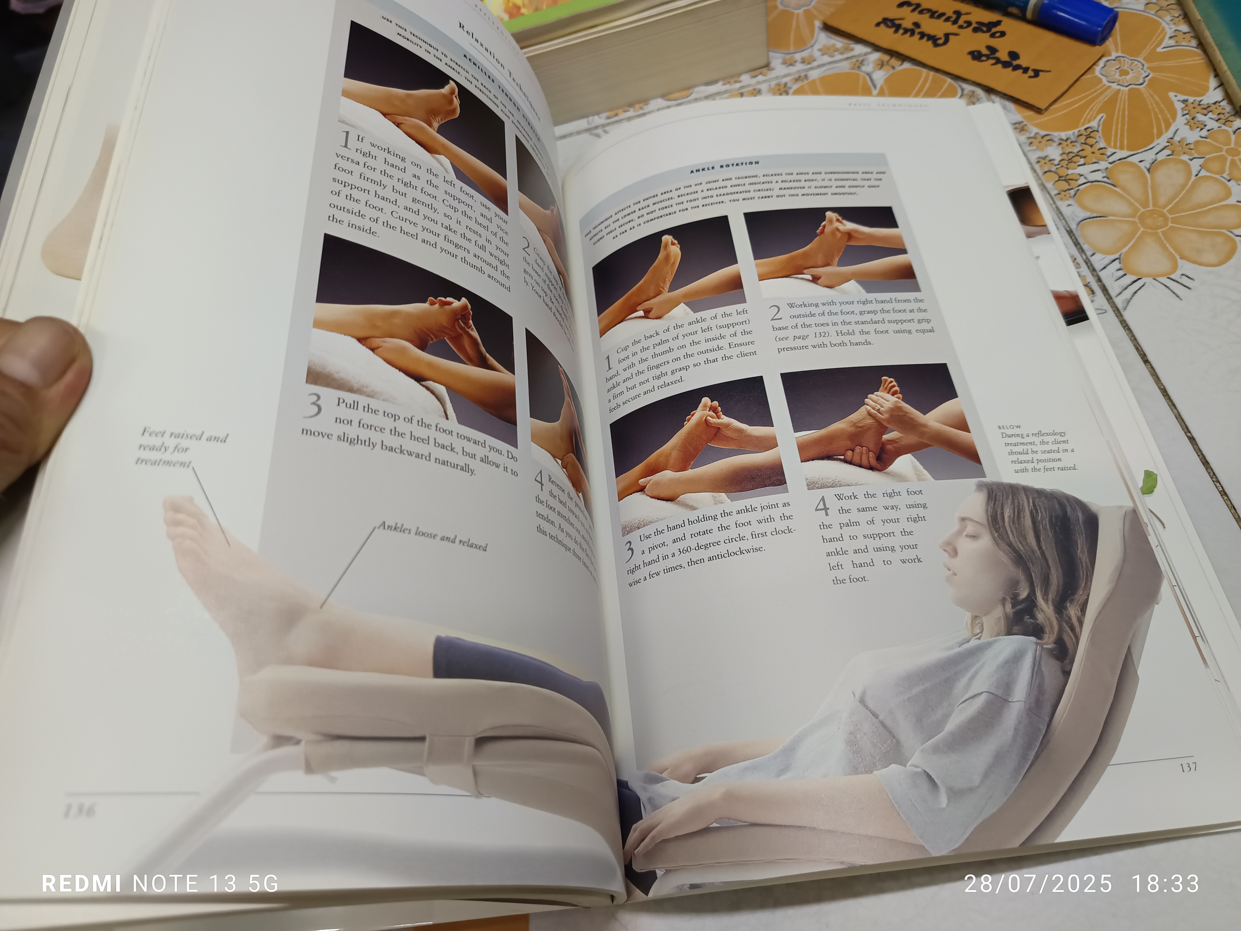 The Complete Illustrated Guide to Reflexology เขียนโดย Inge Dougans