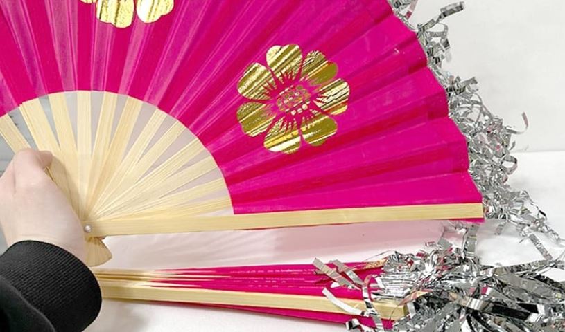 [พัดฟ้อนรำเกาหลี] พัดฟ้อนรำพื้นบ้านเกาหลีปลายพัดทำจากกระดาษฟอยล์ 한국 댄스 팬 한국의 민속춤 부채, 부채의 끝부분은 호일 종이로 되어 있습니다 Korean Dance Fan Korean Folk Dance Fan [The Tip of the Fan is Made of Foil Paper]