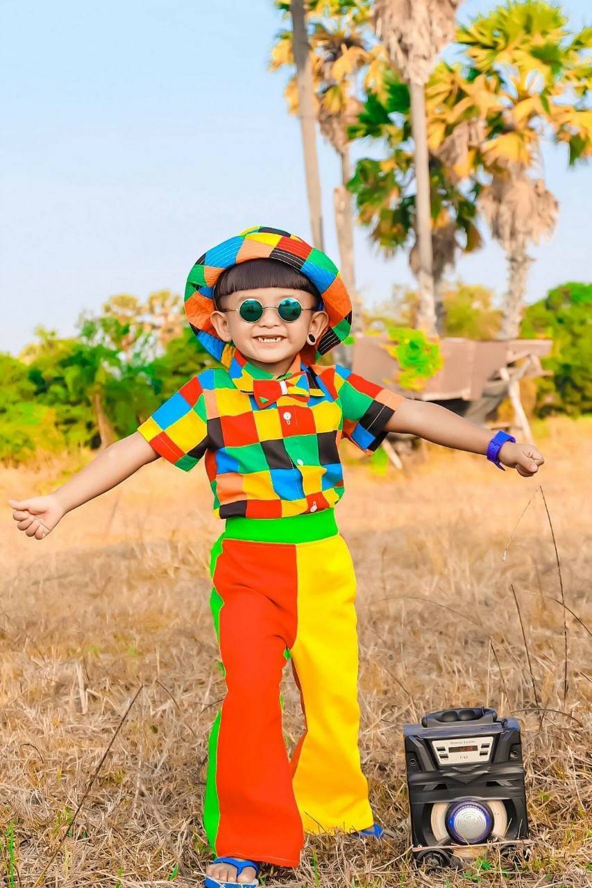 ชุดเด็กชายหญิง ไทยย้อนยุคสีสันสดใส