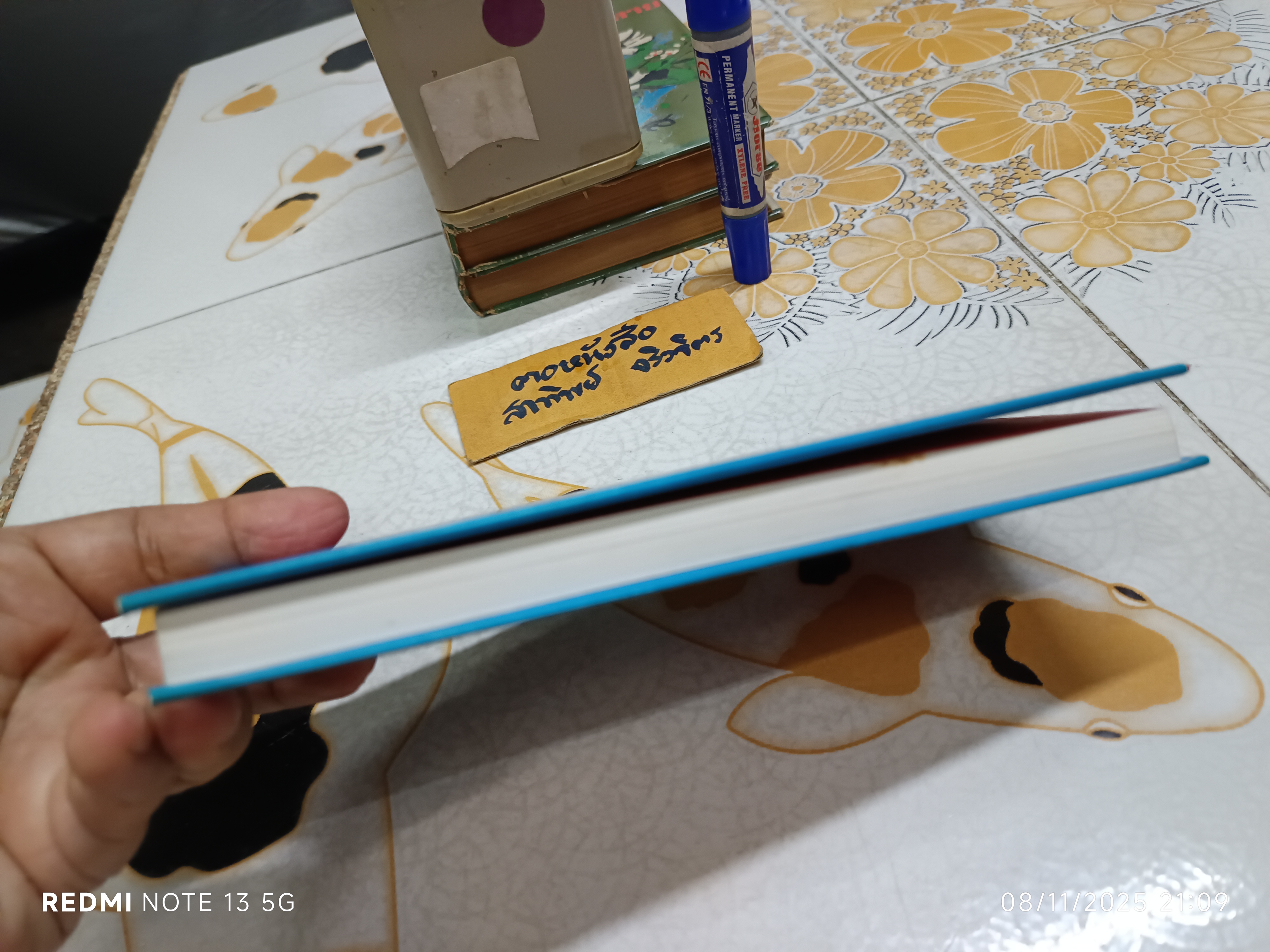 Pocket MBA The essentials of management thinking and theory from A to Z จัดพิมพ์โดย The Economist Books ปี 1992