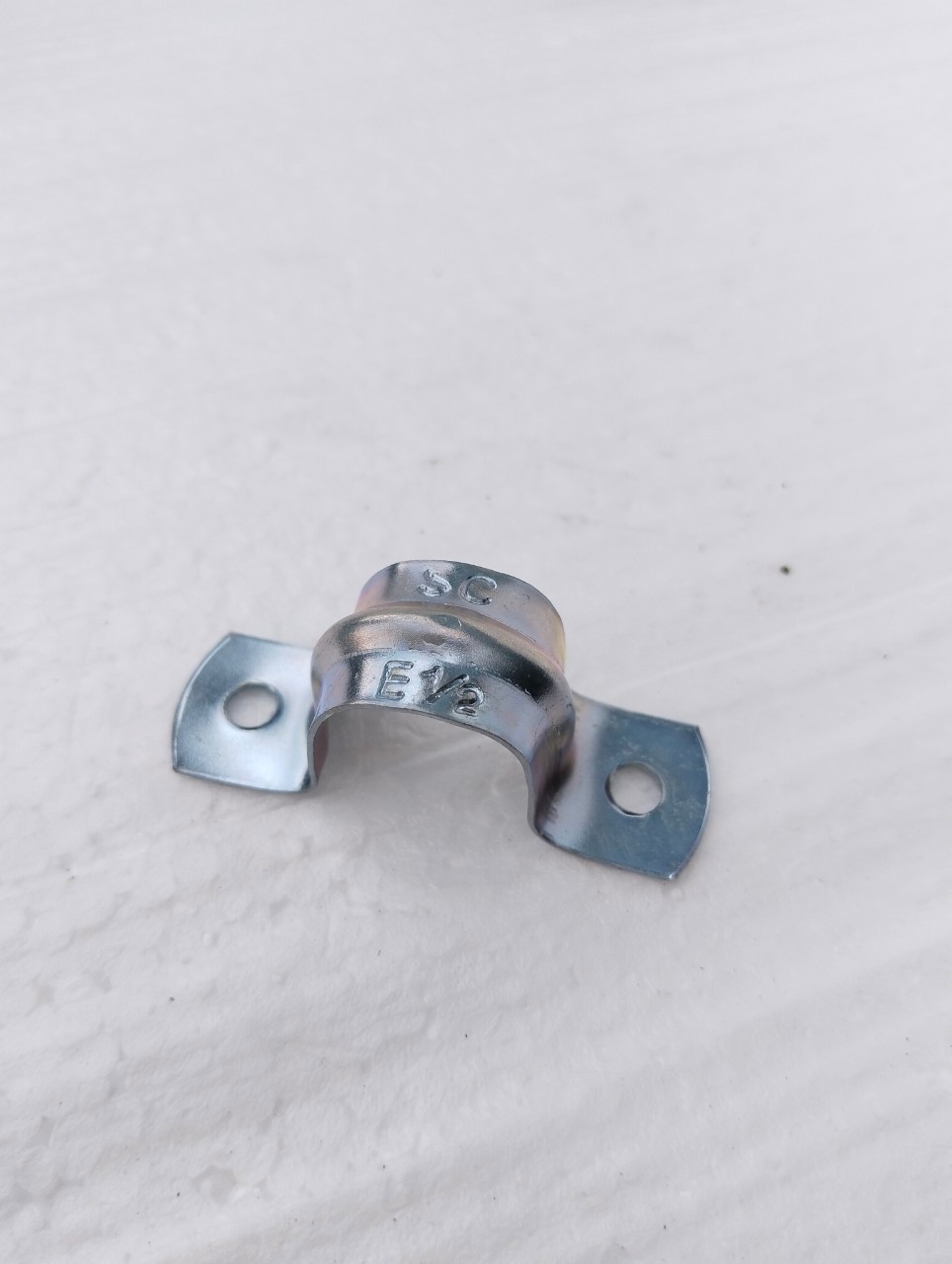 แคล้มโอห์ม แคล้มจับท่อบาง 2 ขา แคล้มเหล็กขาคู่ที่ใช้สำหรับ ยึดท่อบาง EMT เข้ากับเพดานหรือผนังของอาคาร ใช้ติดตั้งได้ทั้งภายในและภายนอกตัวอาคาร