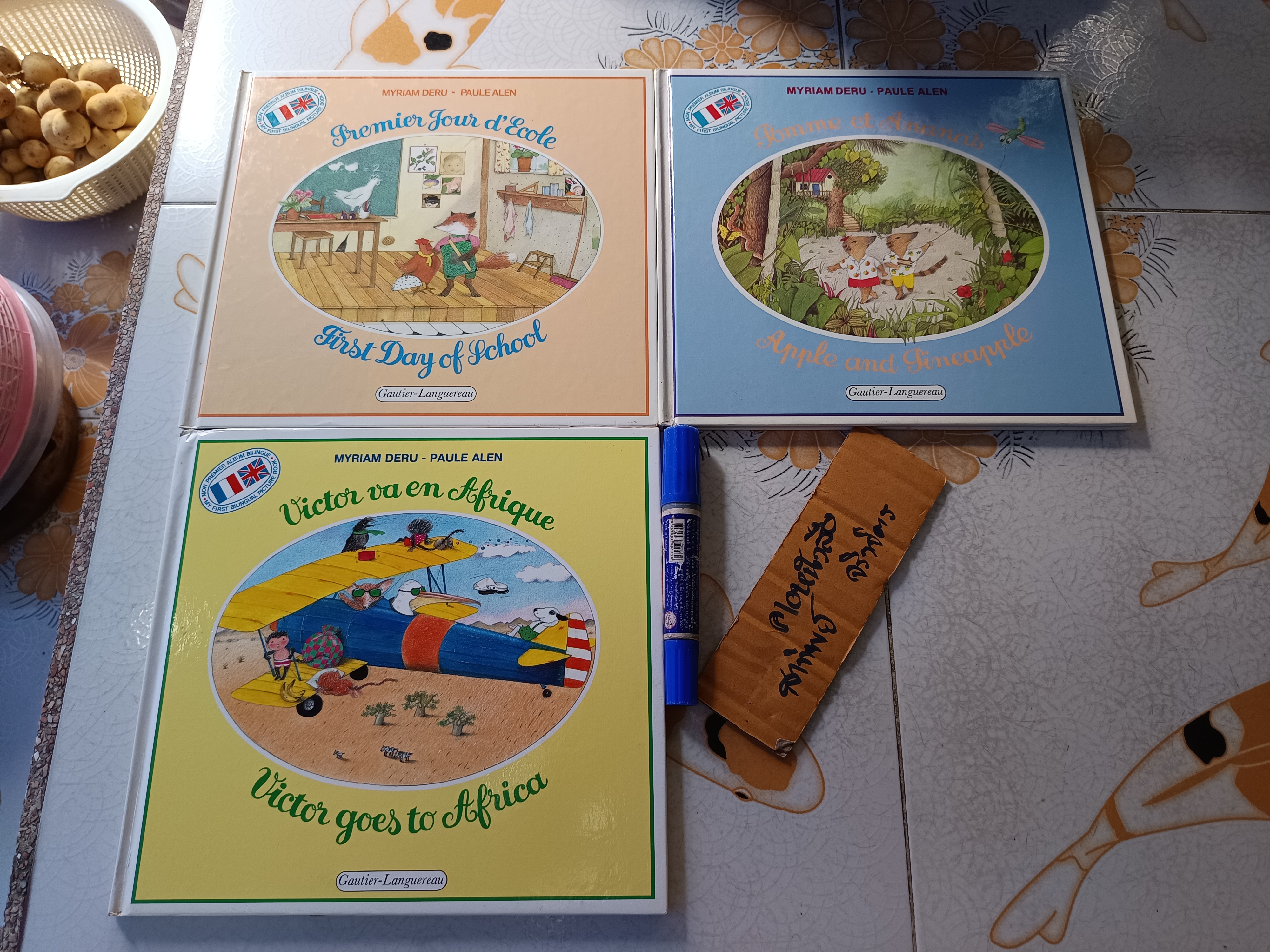 หนังสือสำหรับเด็กปกแข็ง ฉบับ 2 ภาษา (ฝรั่งเศส-อังกฤษ) **สินค้าหมด**