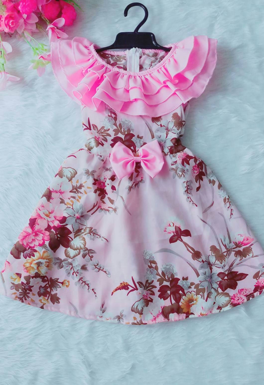 เดรสสาวน้อยน่ารัก แต่งระบายช่วงคอ