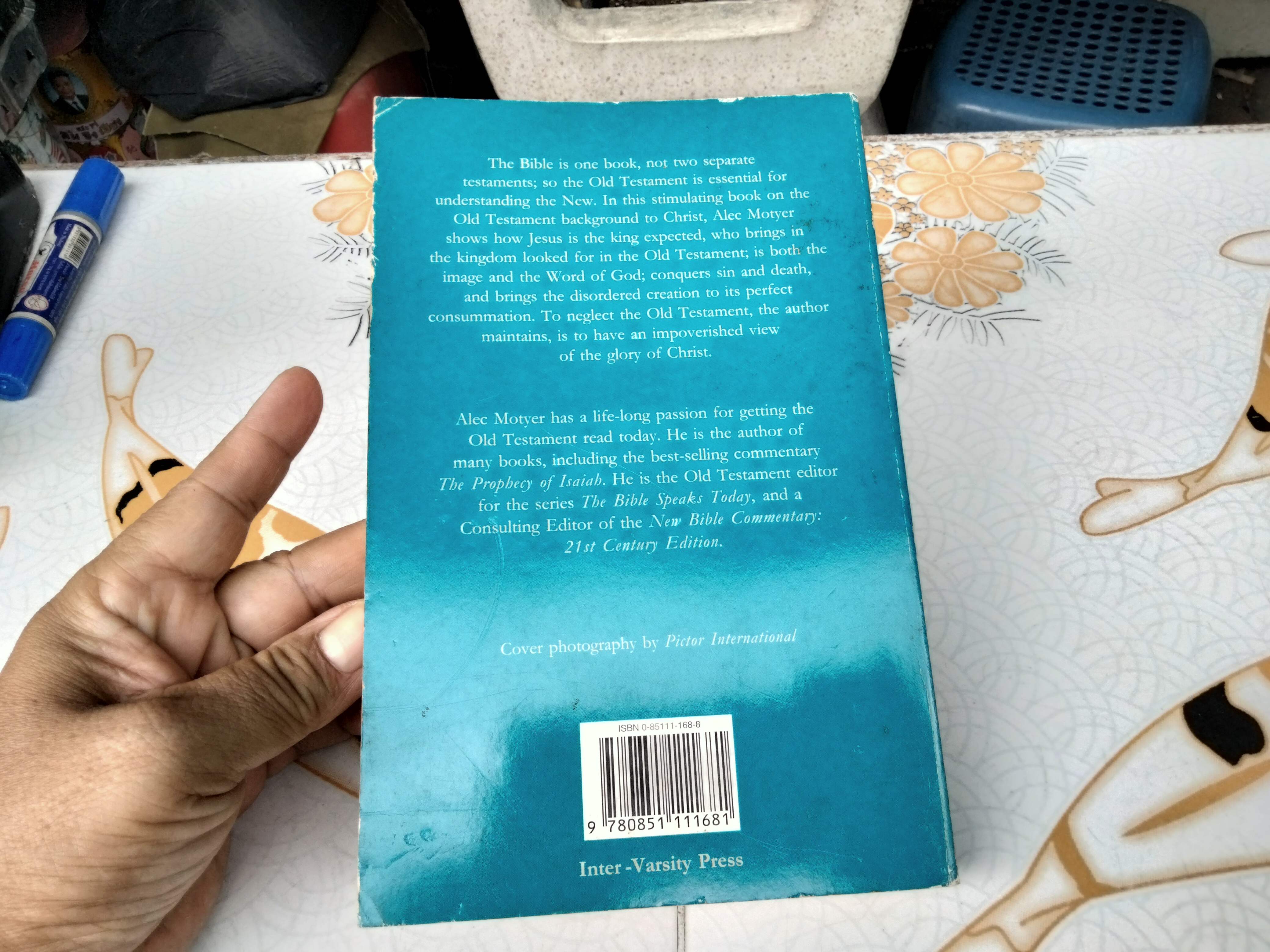 LOOK TO THE ROCK - AN OLD TESTAMENT BACKGROUND TO OUR UNDERSTANDING OF CHRIS BY ALEC MOTYER. -.(ปกอ่อน)