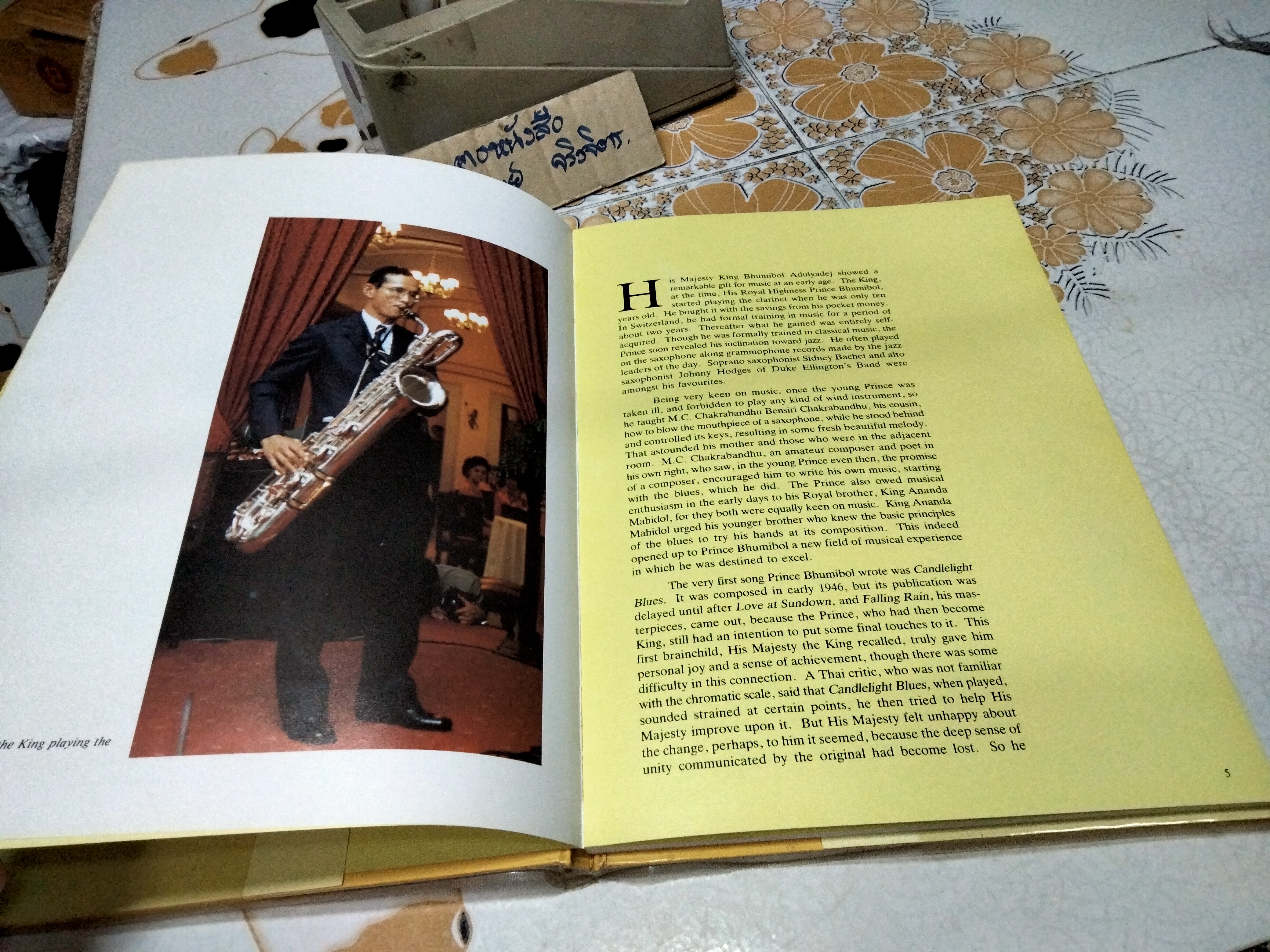 หนังสือเพลงพระราชนิพนธ์ The Music of His Majesty King Bhumibol Adulyadej ฉบับพิมพ์ครั้งแรก พ.ศ.2530