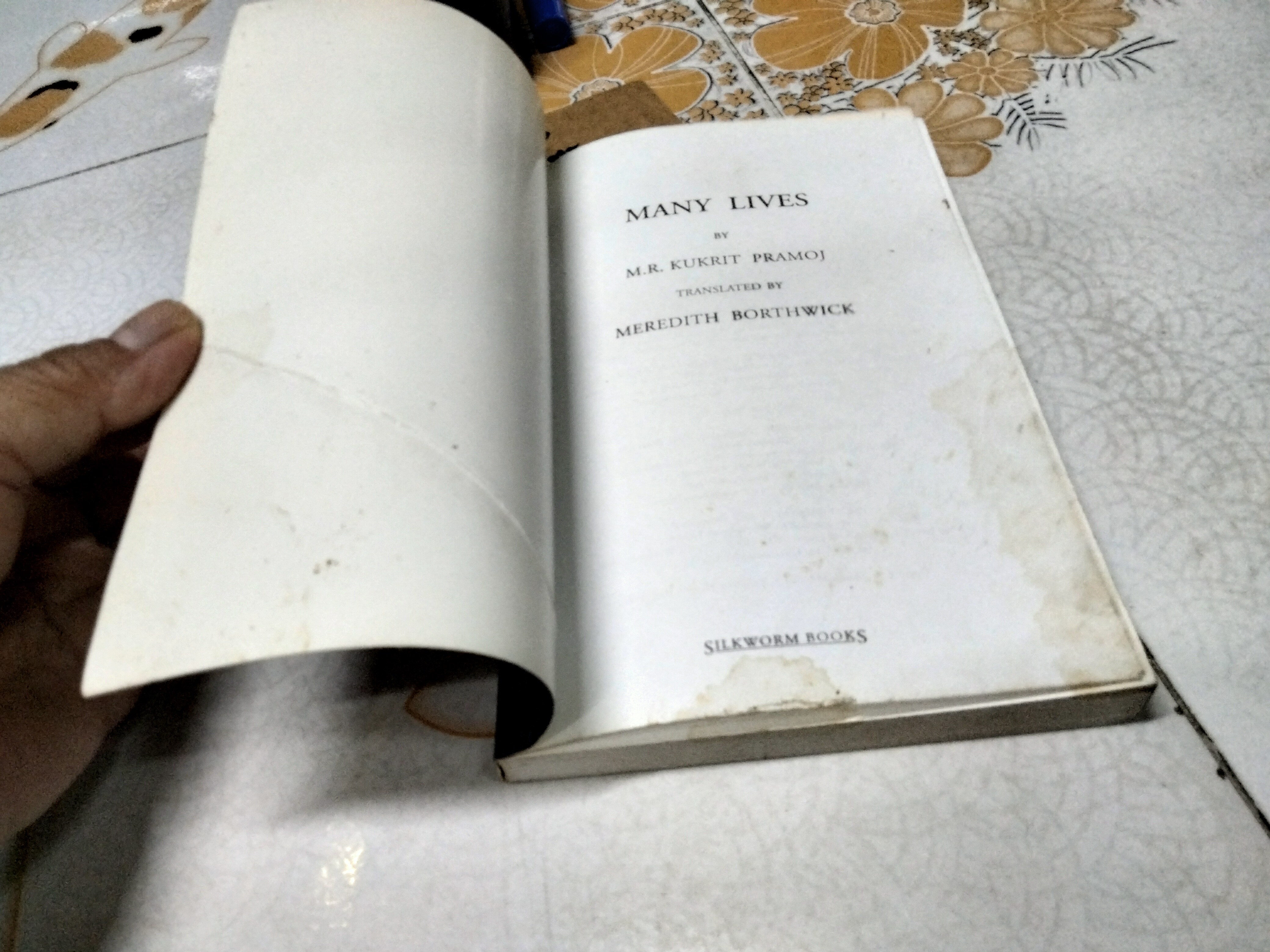 MANY LIVES By PRAMOJ, KUKRIT หลายชีวิต (ฉบับภาษาอังกฤษ) ม.ร.ว.คึกฤทธิ์ ปราโมช พิมพ์ พ.ศ.2543 Silkworm Books.