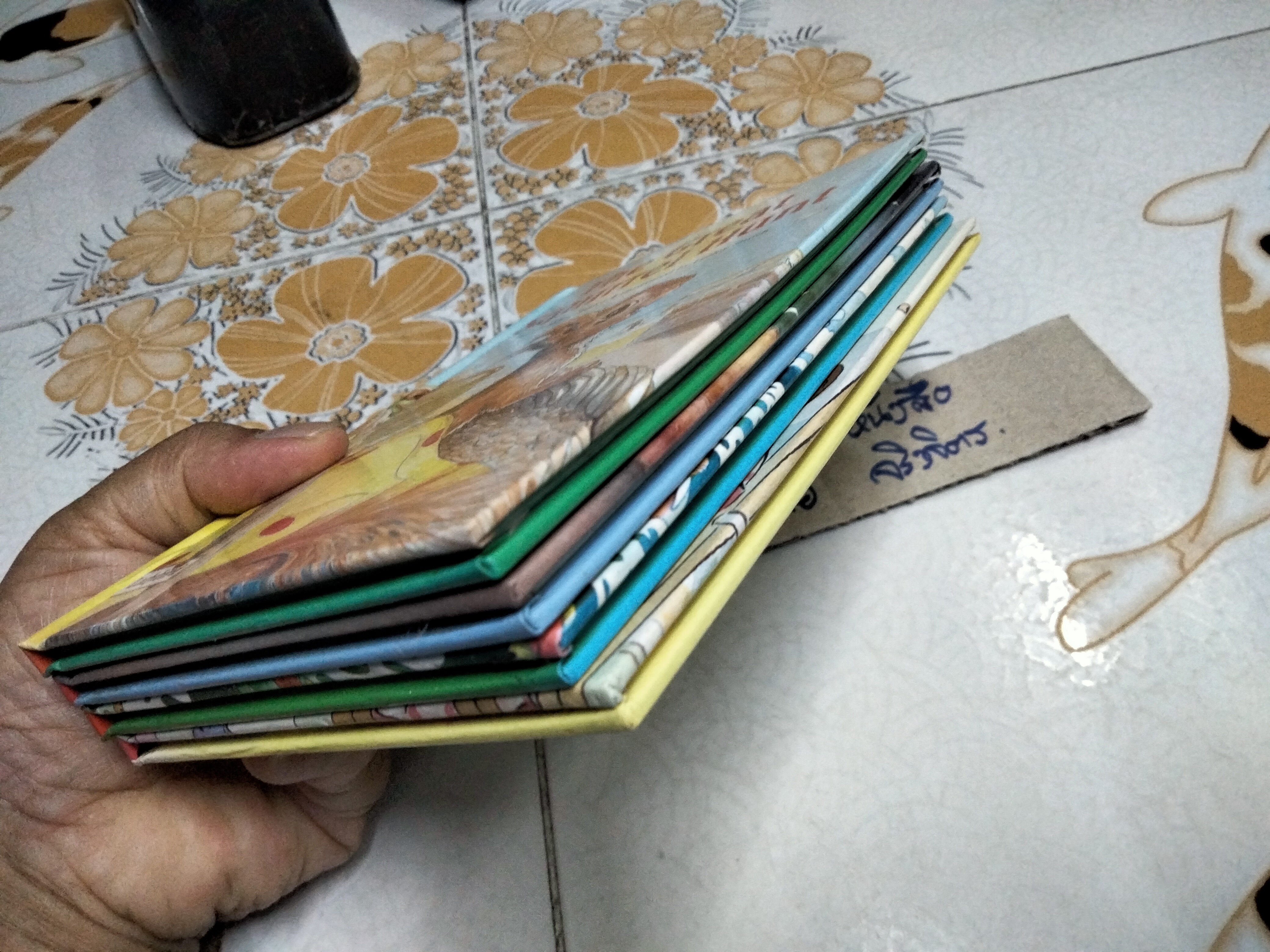 หนังสือชุด " Ladybird's Picture Stories series" ขายรวม 4 เล่ม