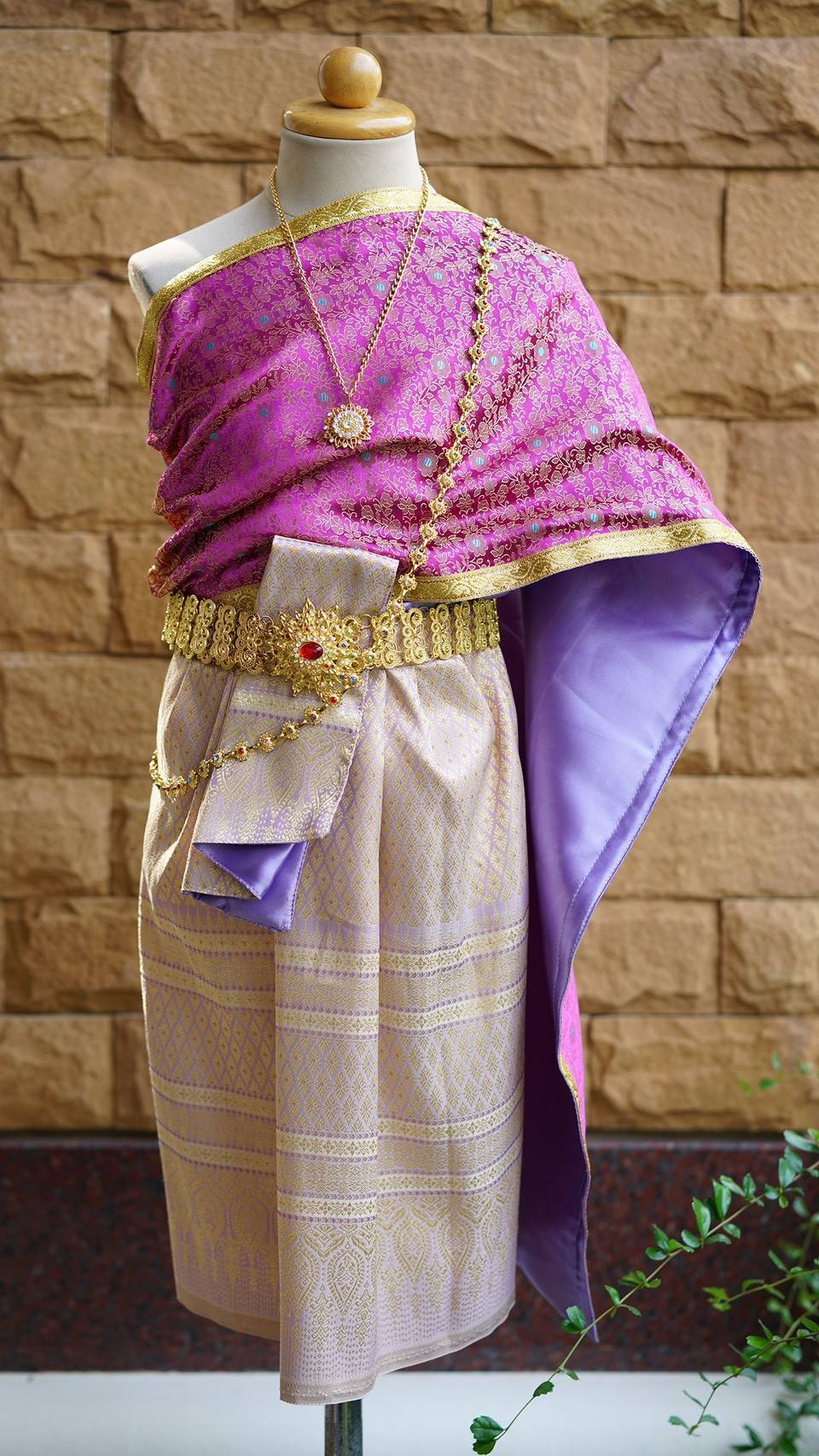 ชุดไทยเด็กหญิง สไบผ้าพิมทองกับผ้าถุงจีบหน้านาง