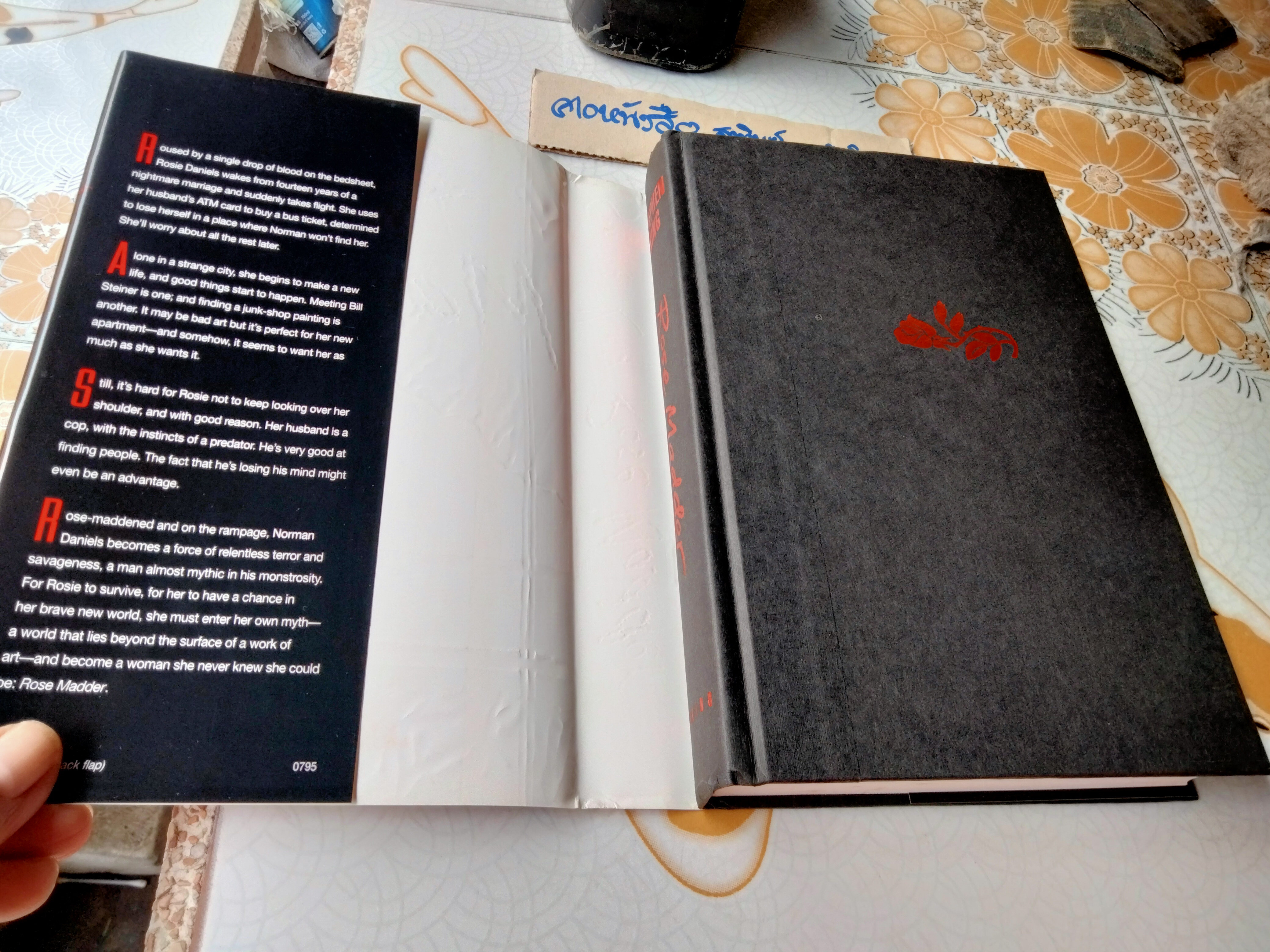 Rose Madder (ฉบับภาษาอังกฤษ) โดย Stephen King จัดพิมพ์โดย Viking ในปี 1995