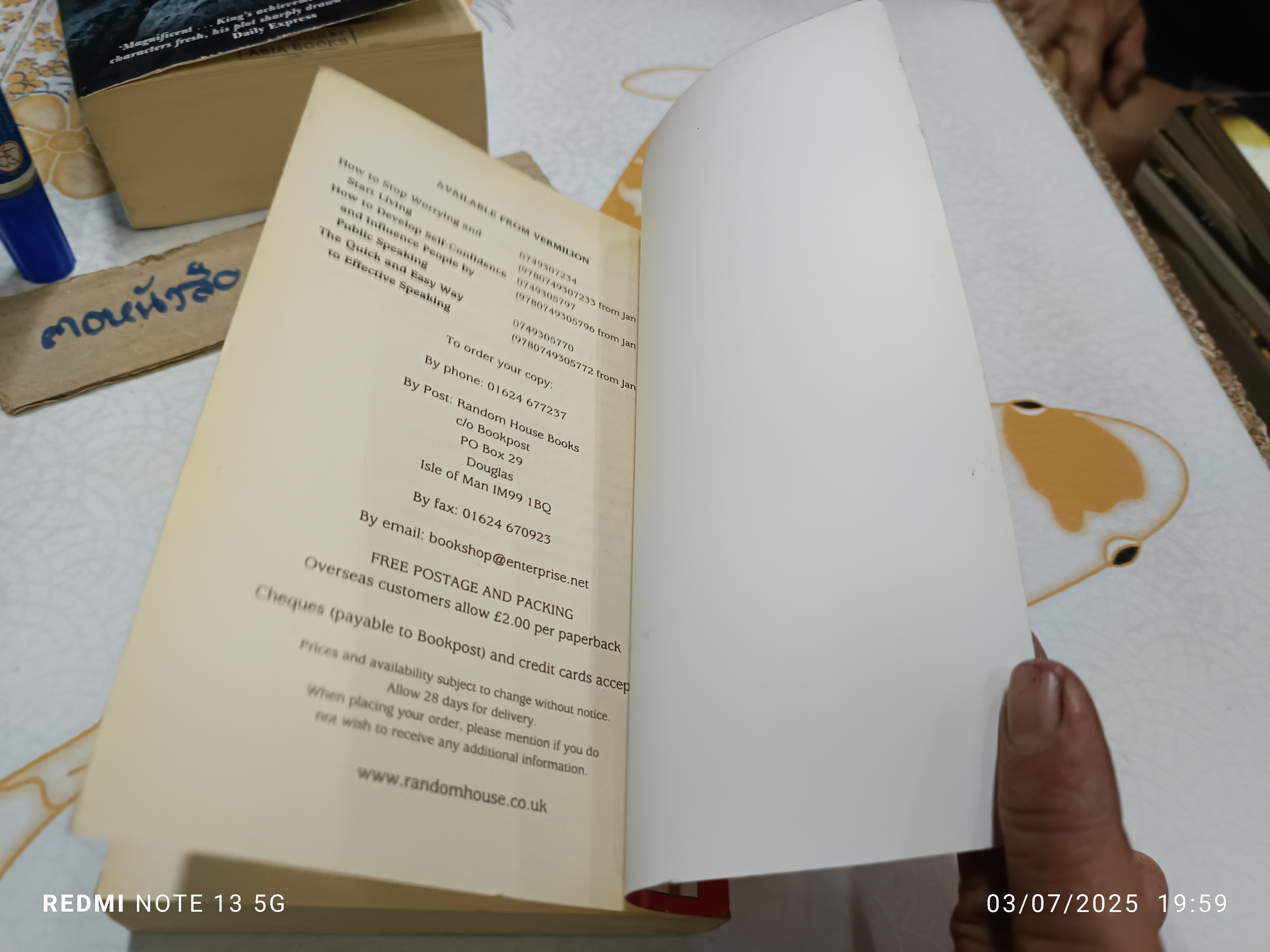 How to Win Friends & Influence People (Dale Carnegie ) **มีรอยเปื้อนที่มุมหนังสือ (ตามรูป)