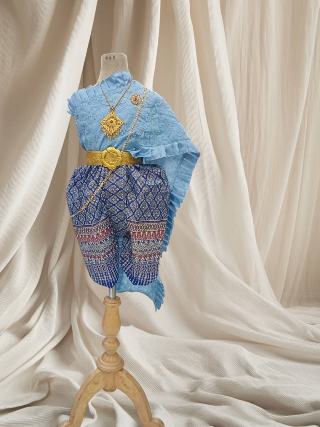 ชุดไทยเด็กหญิงสไบกับโจง พร้อมเข็มขัด สังวาลย์ เข็มกลัด