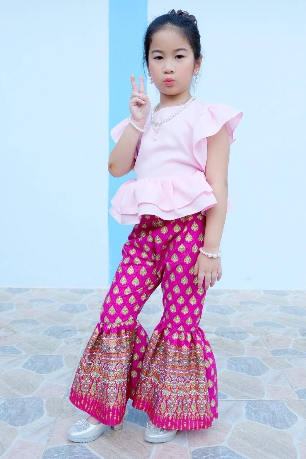 ชุดไทยเด็กหญิง เสื้อระบายกับกางเกงผ้าไทย