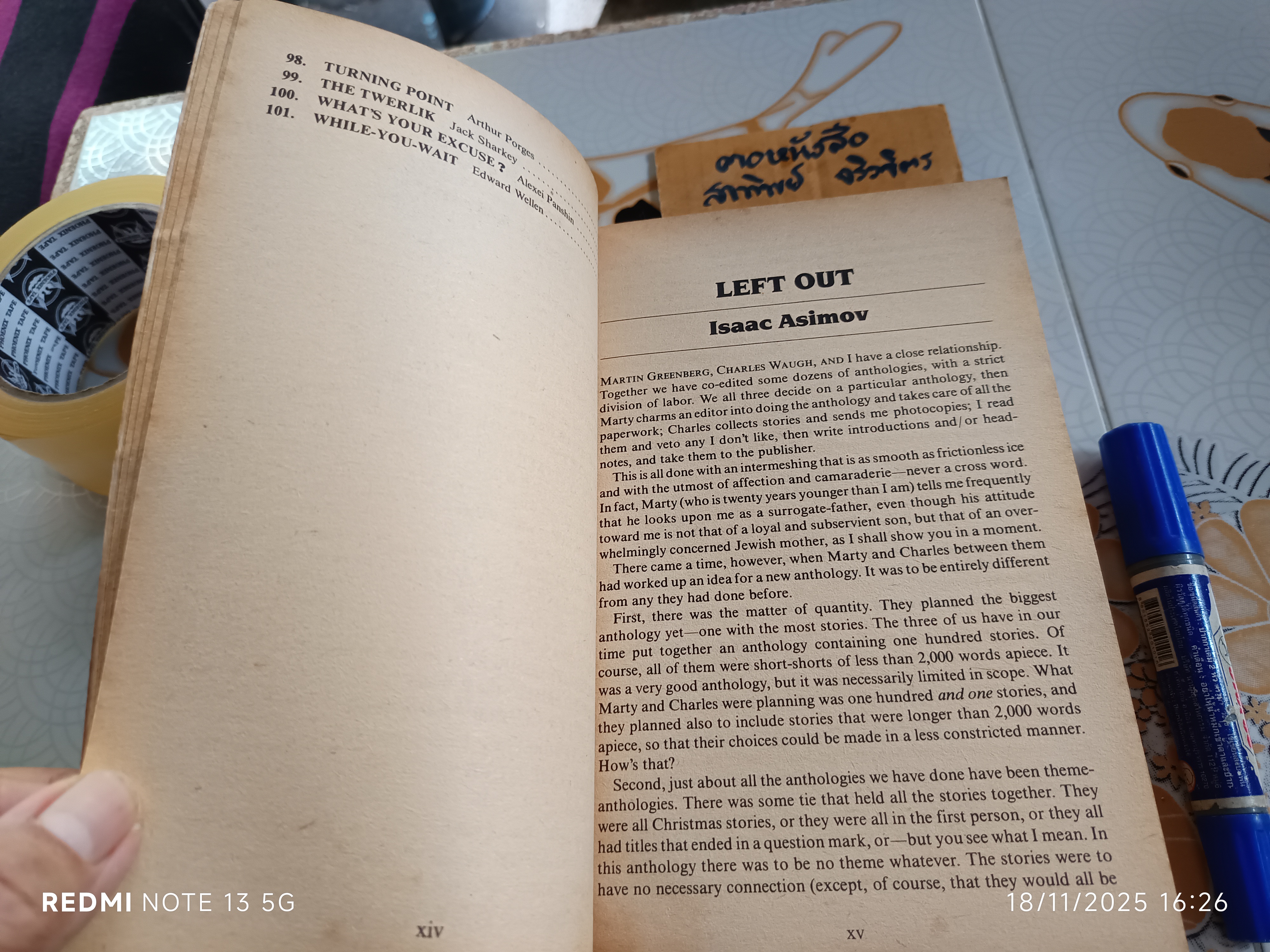 The Giant Book of Science Fiction Stories Edited by Isaac Asimov ,Magpie Books in 1992 (หนังสือมีคราบน้ำ)